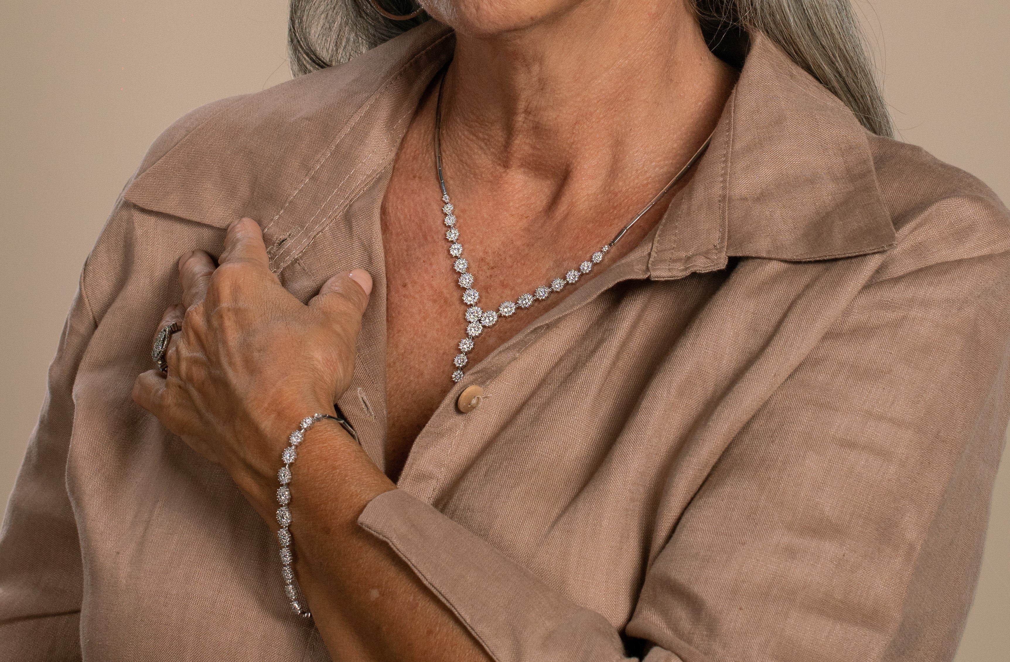 La Belleza Inalterable del Platino: Joyas que Duran para Siempre