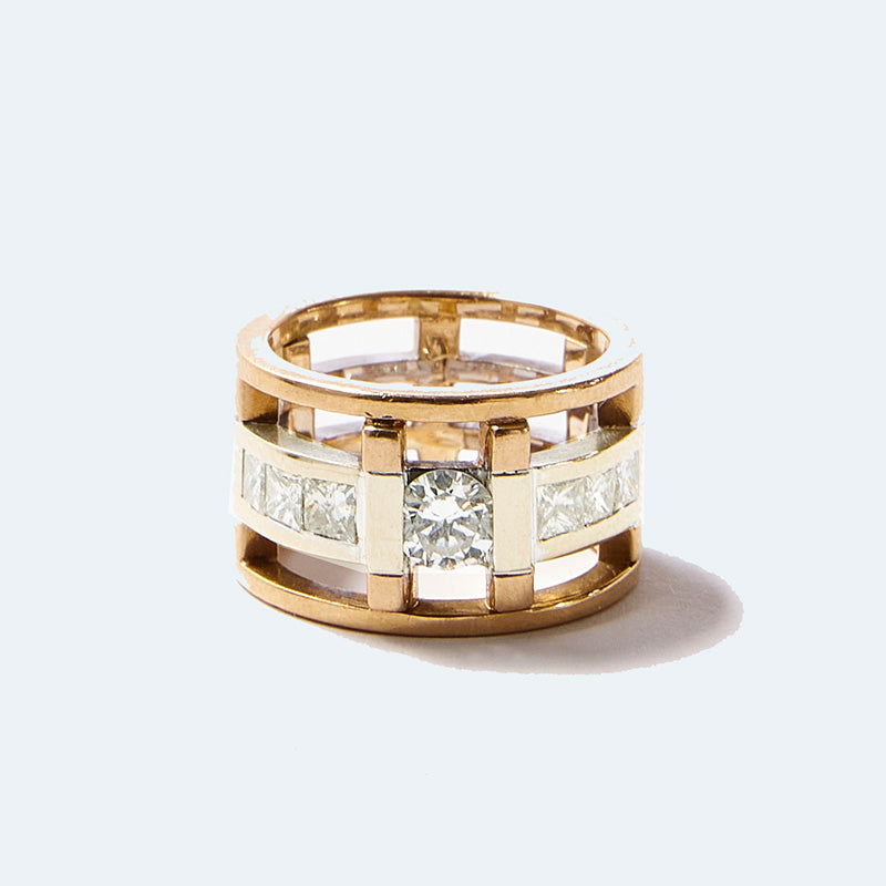 18 carat Gold Triple Ring with 6 Square Brilliant Stones and a Central Round Brilliant