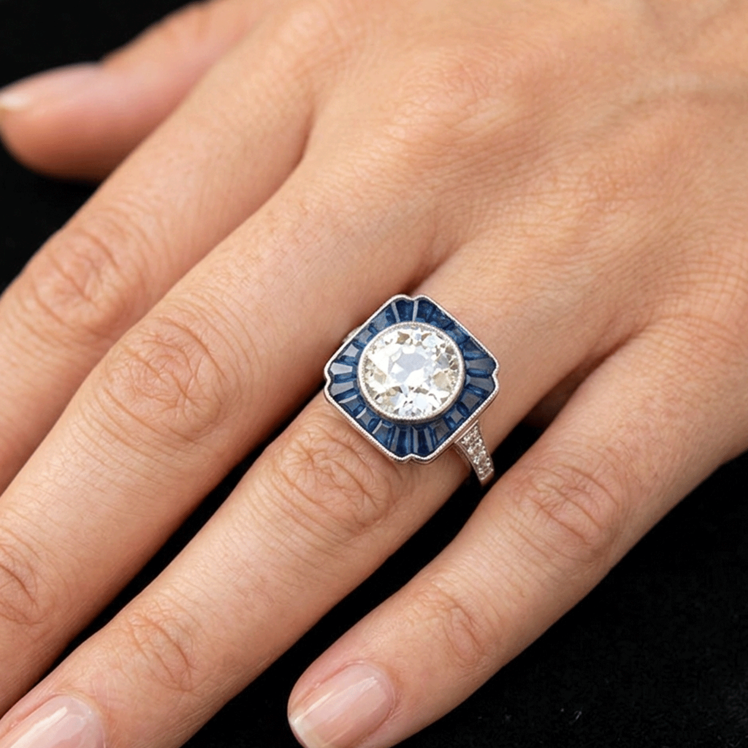 Anillo Art Déco Style en Platino con Zafiros Naturales y Brillante de 1.67 quilates