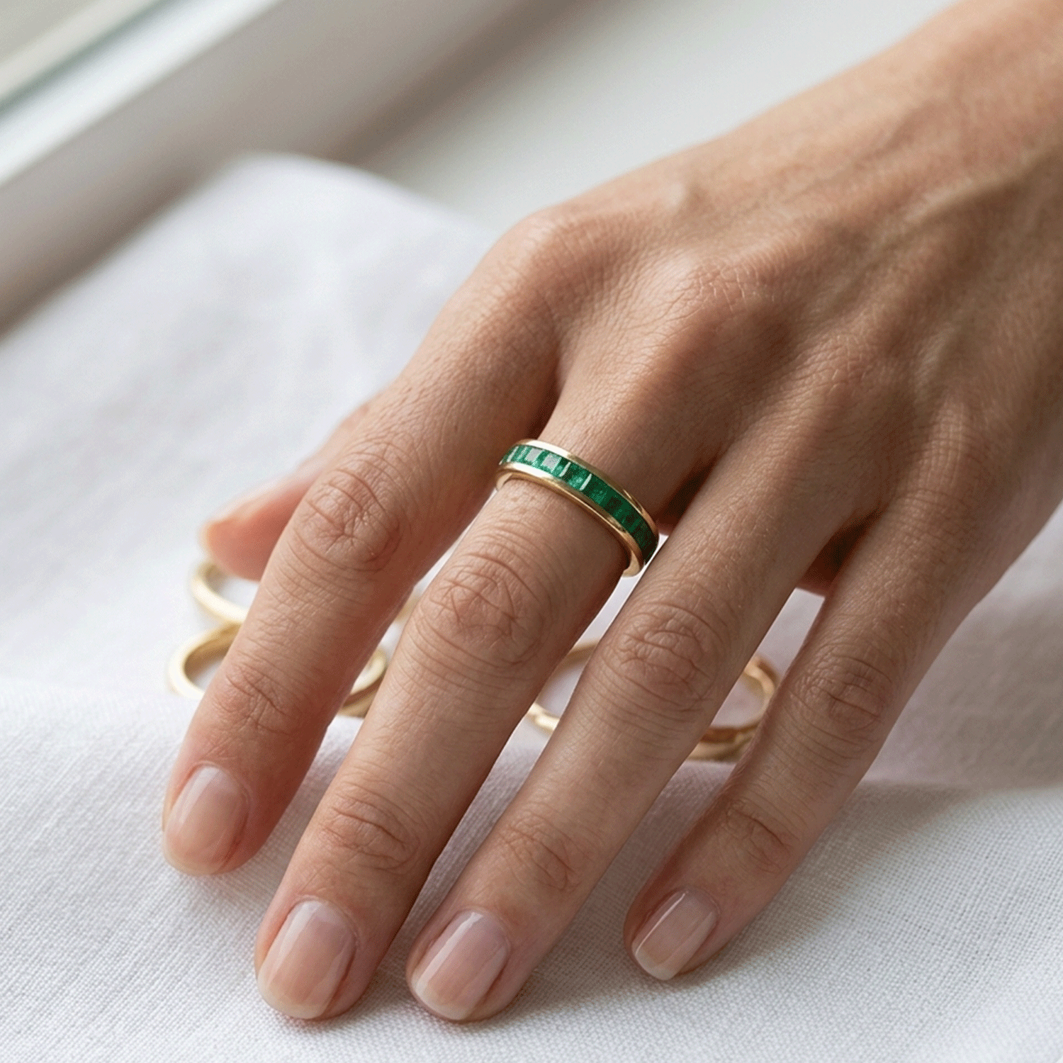 Anillo De Oro y Esmeraldas