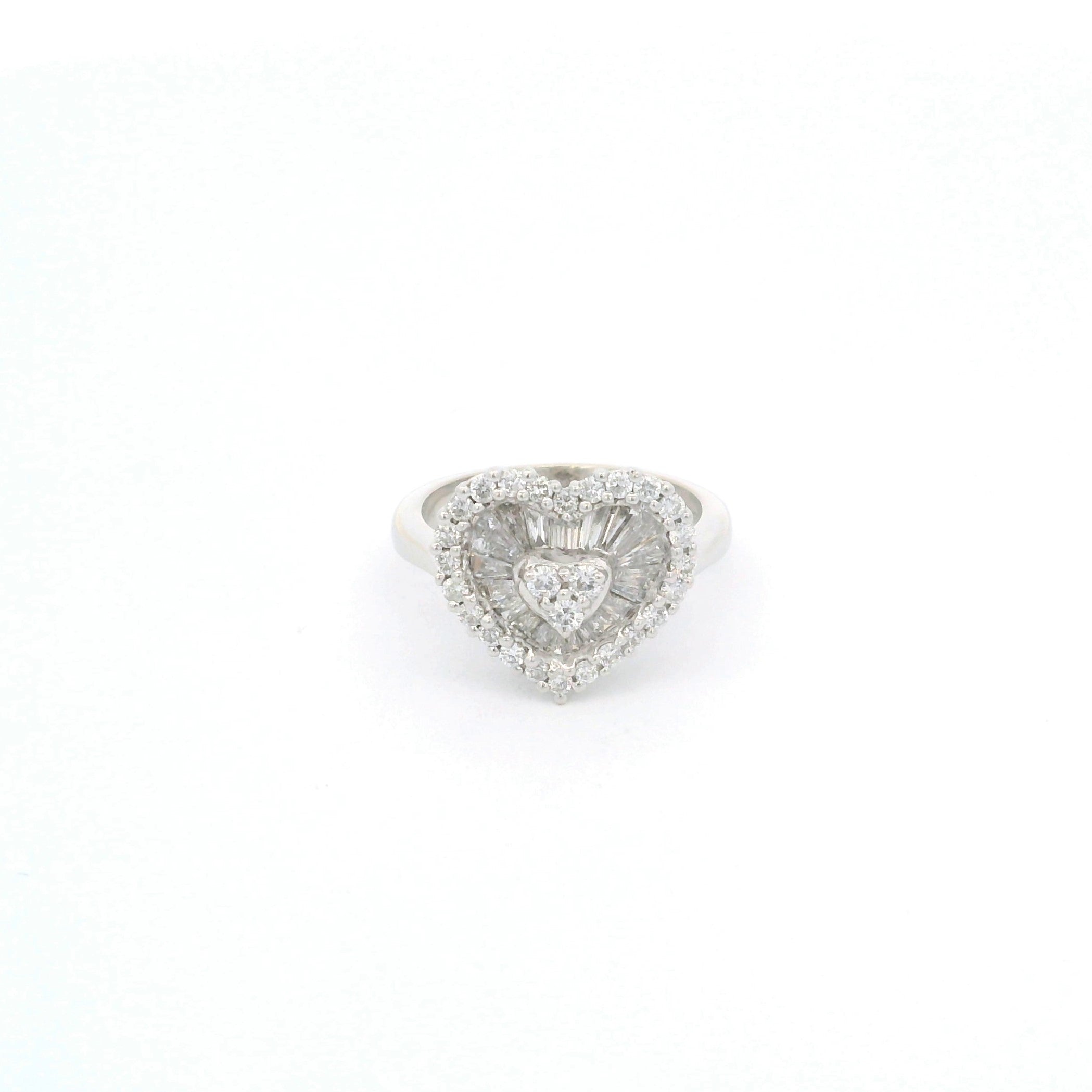 Anillo de Oro Blanco y Brillantes en Forma de Corazón