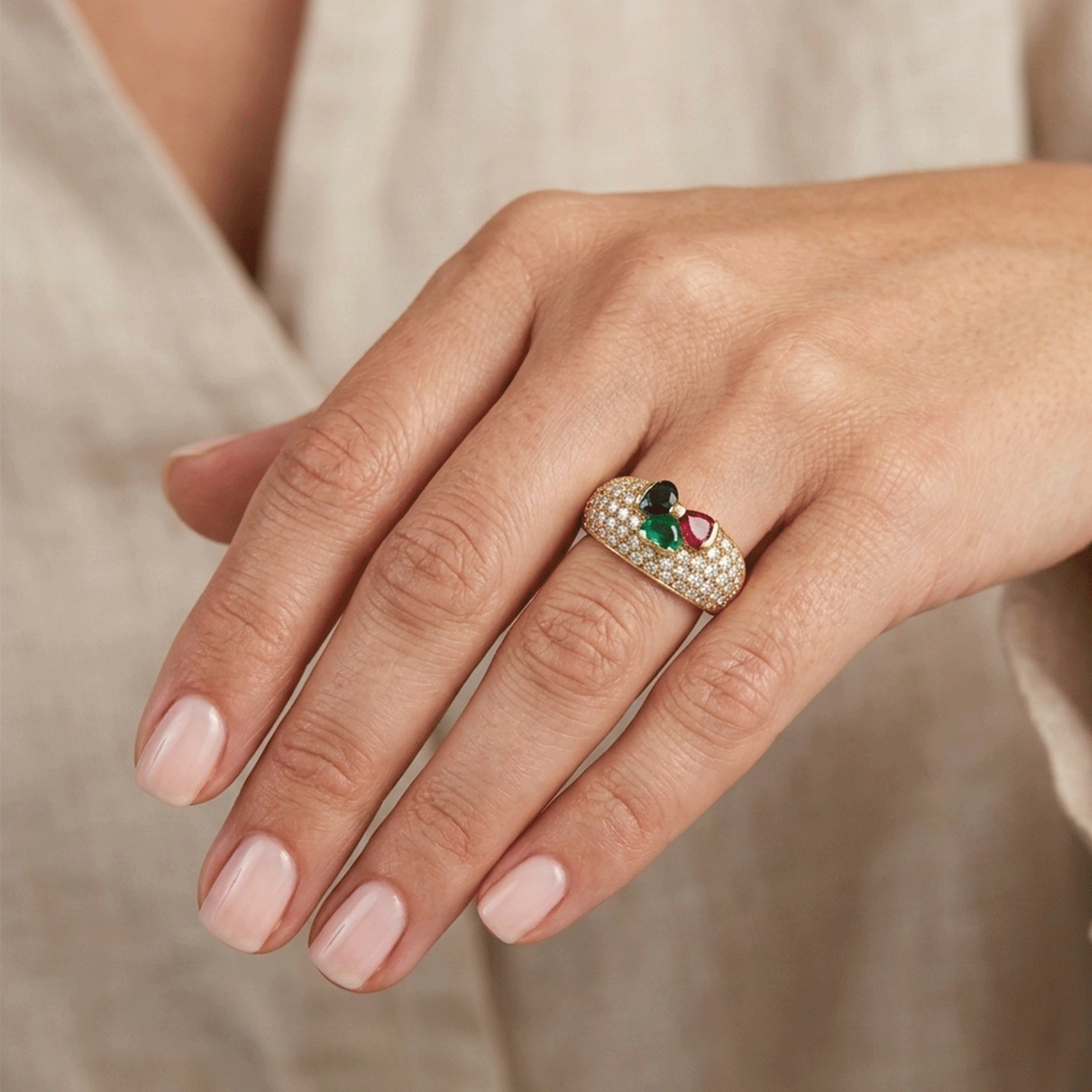 Anillo de Oro con Brillantes, Esmeralda, Zafiro y Rubí