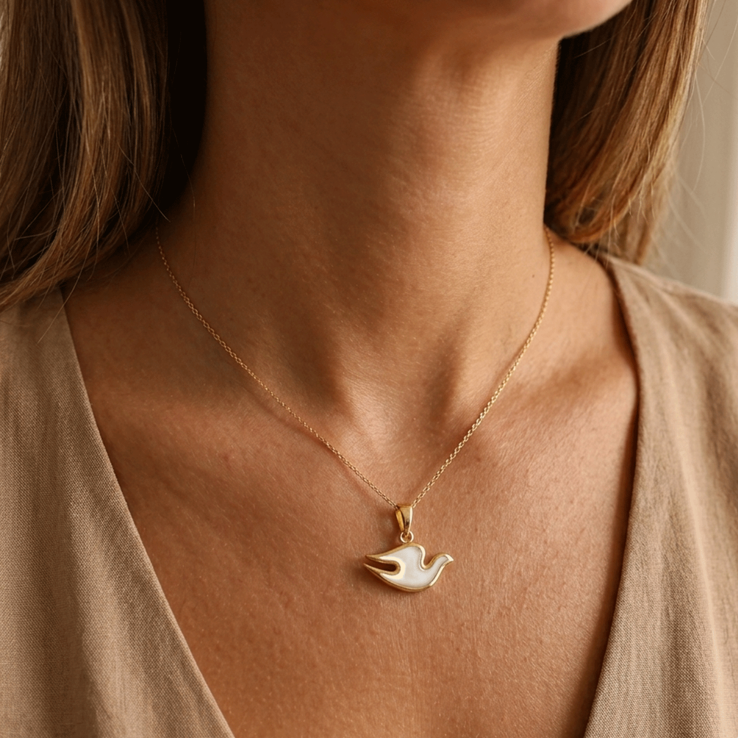 Dije de la Paloma de la Paz en Oro 18k y Nácar