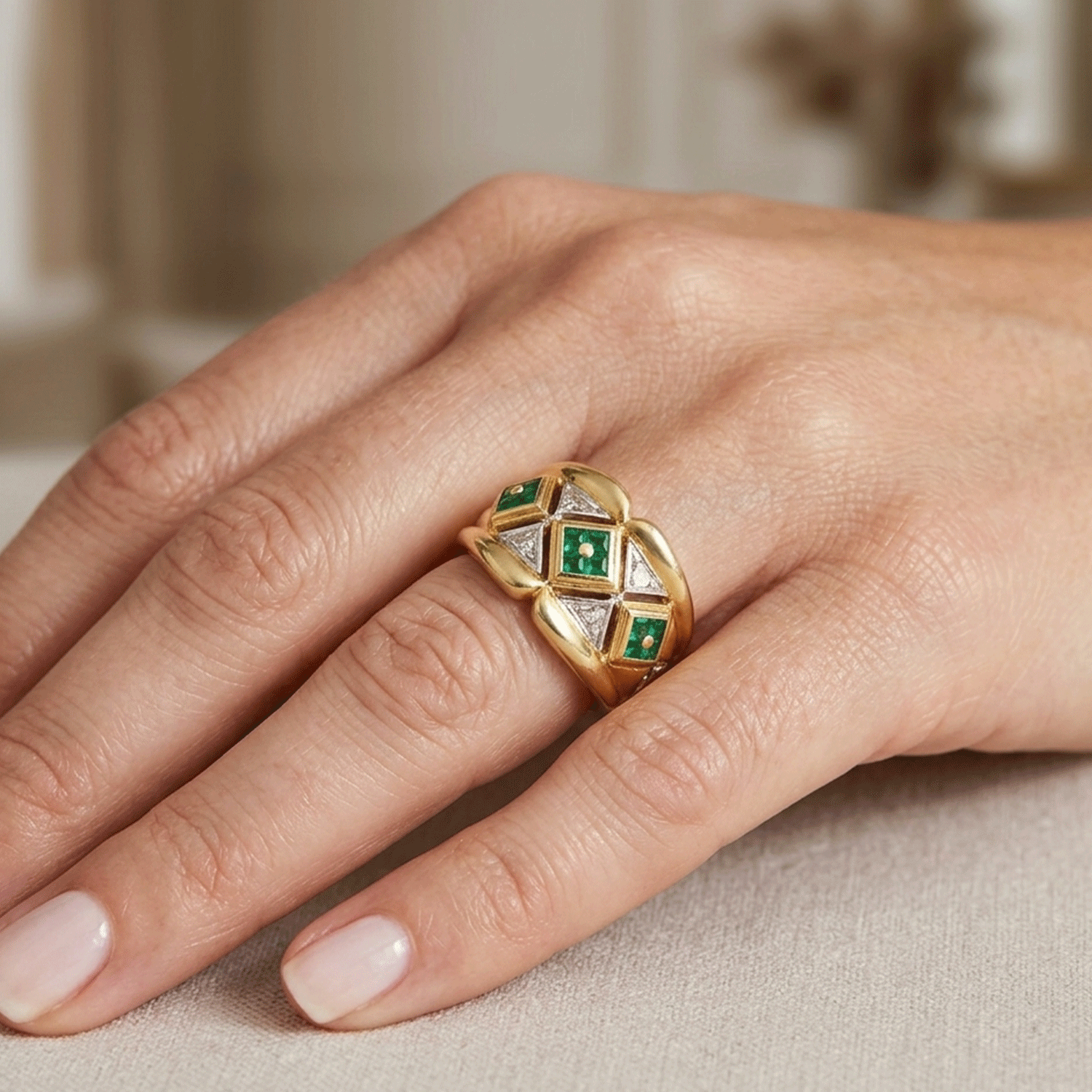 Anillo de Oro con Brillantes y Esmeraldas