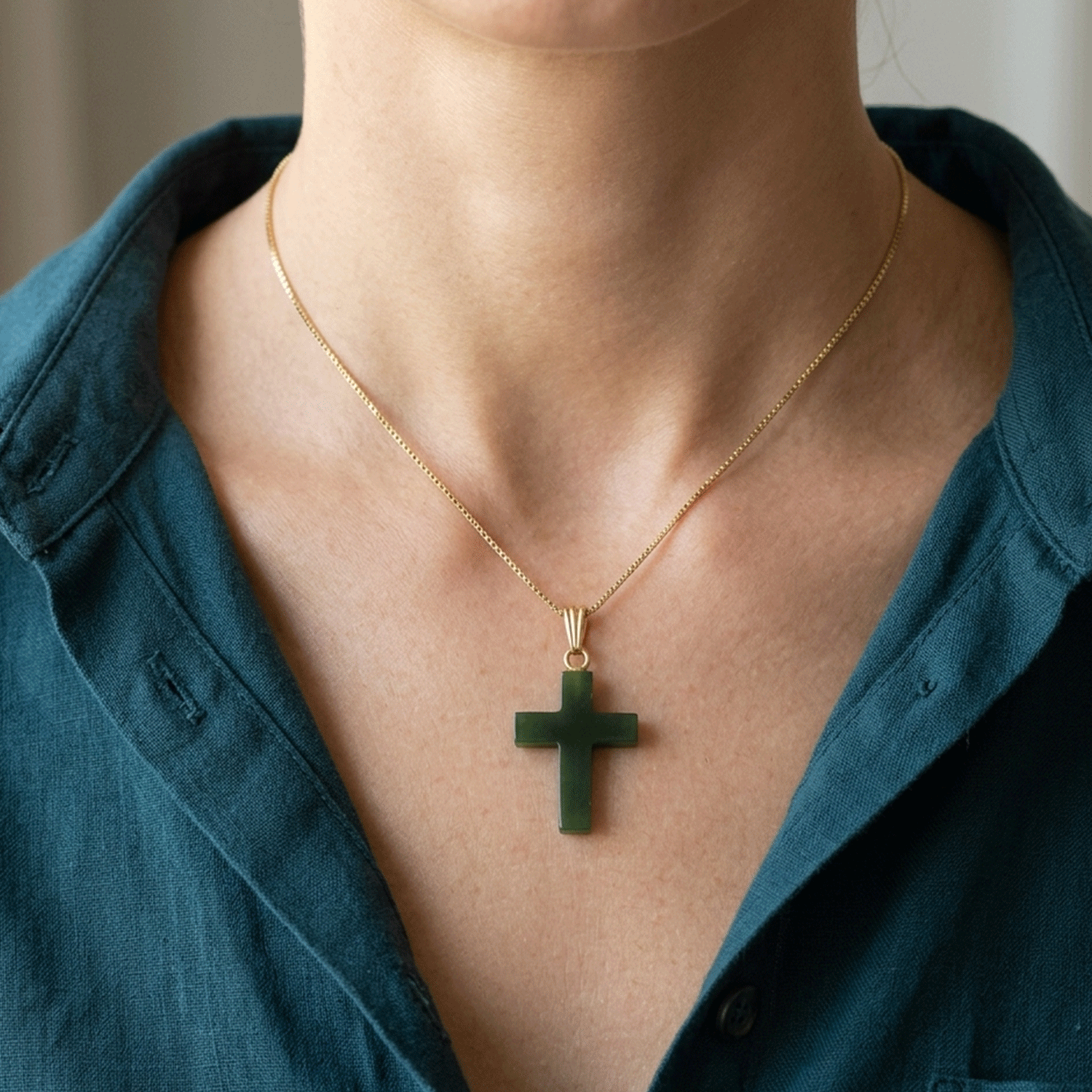 Dije Forma de Cruz en Oro 18k y Piedra Jade