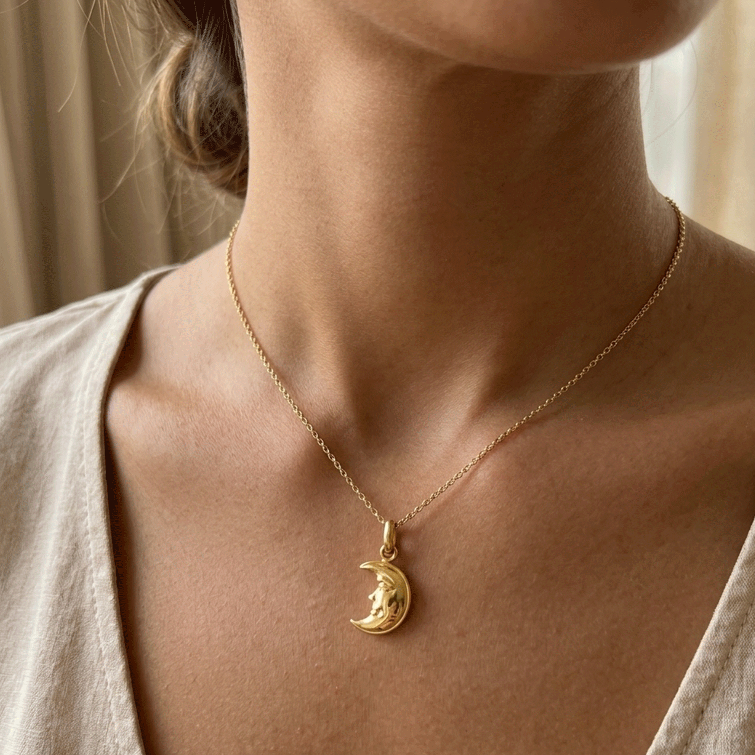 Dije Forma de Media Luna en Oro 18k