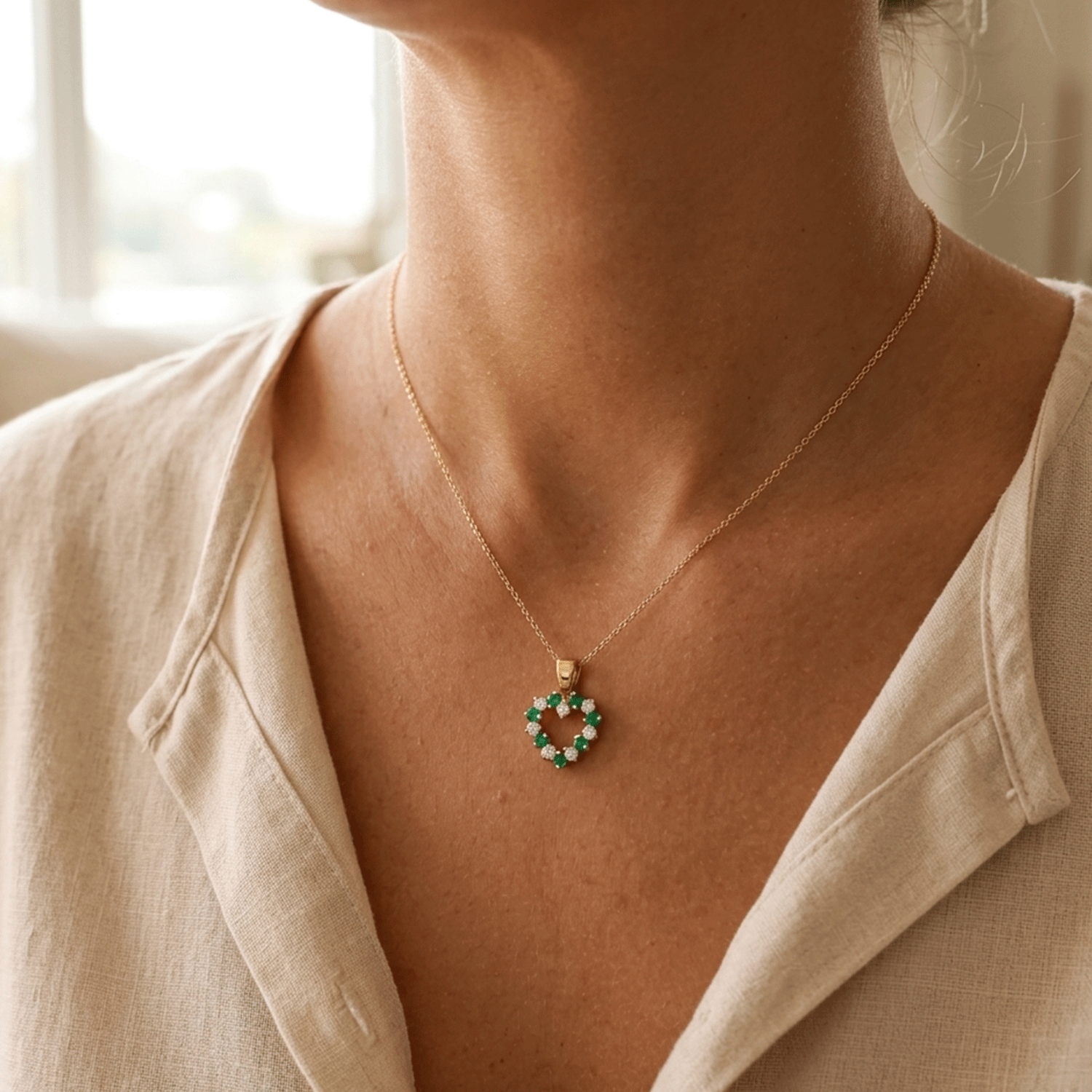 Dije Forma de Corazón en Oro 18k, Brillantes y Esmeraldas