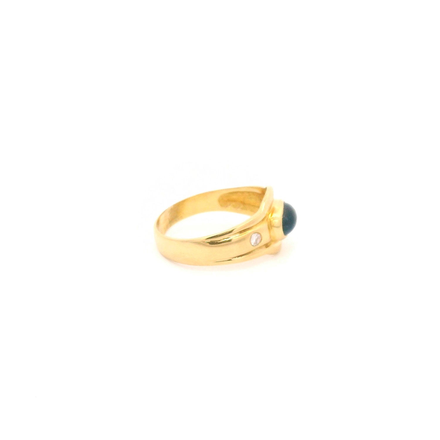 Anillo de Oro con Brillantes y Zafiro Cabouchon