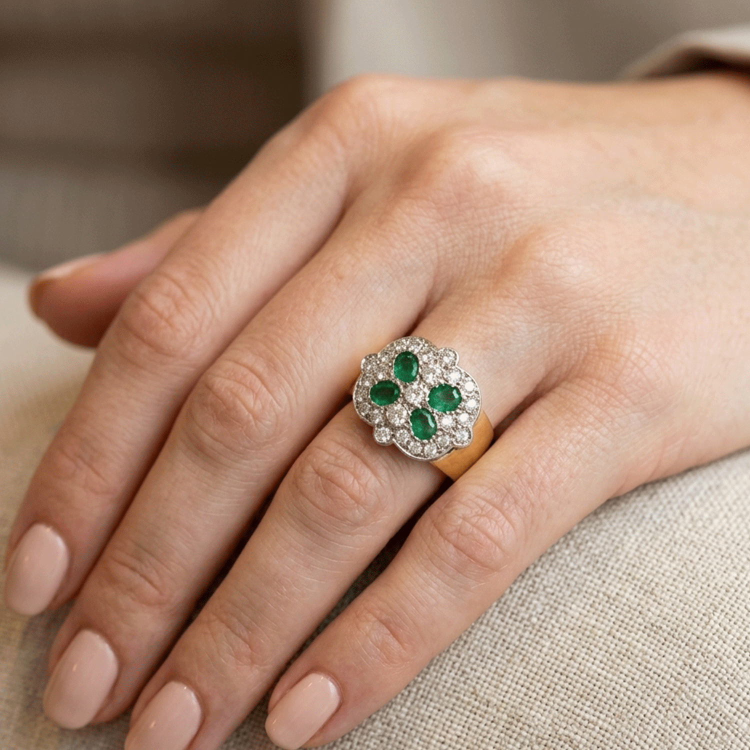 Anillo de Oro 18 quilates y Platino con Brillantes y Esmeraldas Naturales