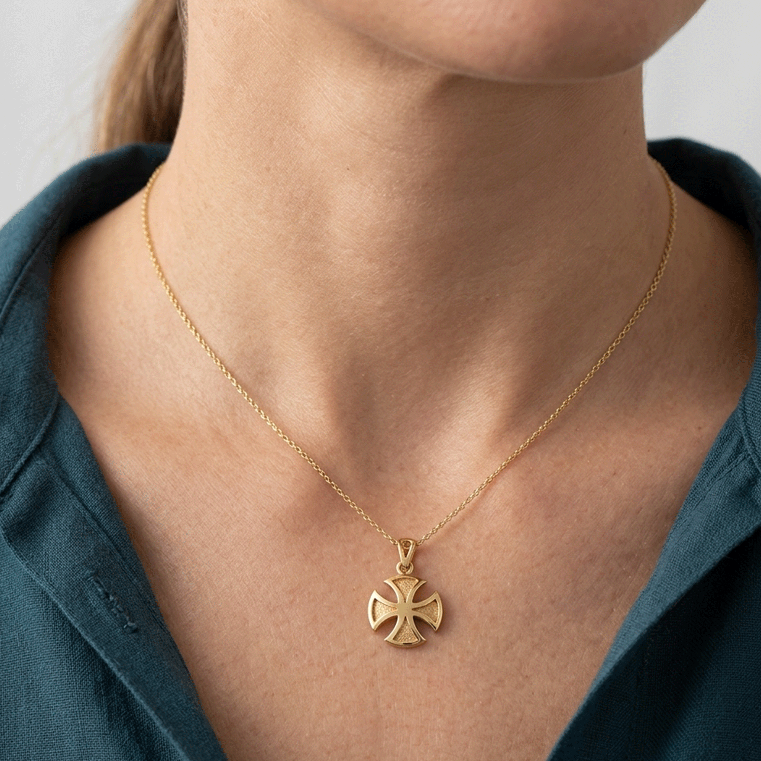Dije de la Cruz Maltesa en Oro 18k
