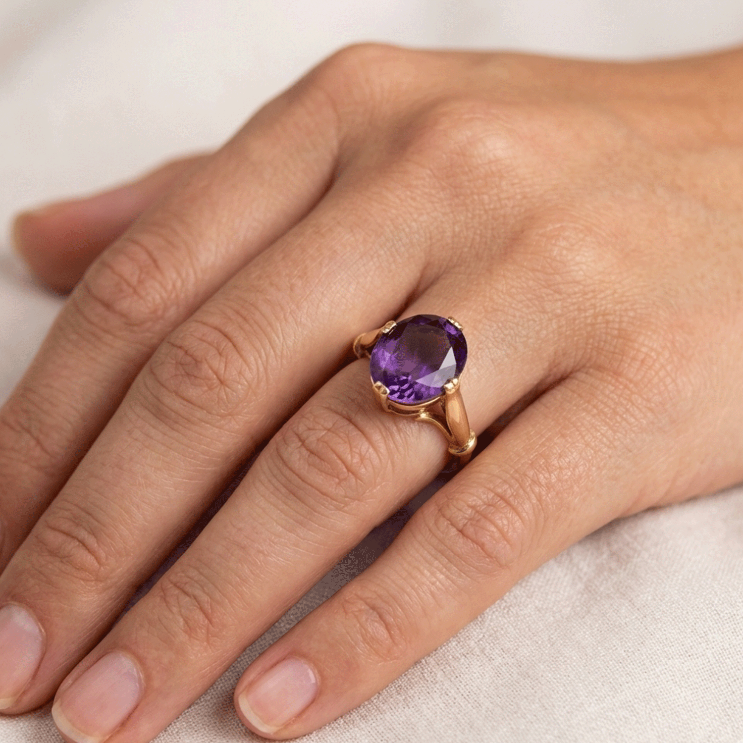 Anillo de Oro 18 quilates con Amatista