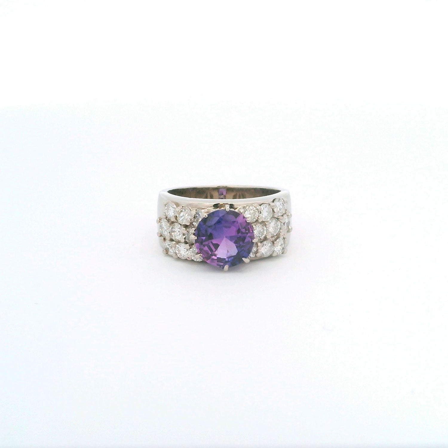 Anillo de Oro Blanco con Brillantes y Amatista