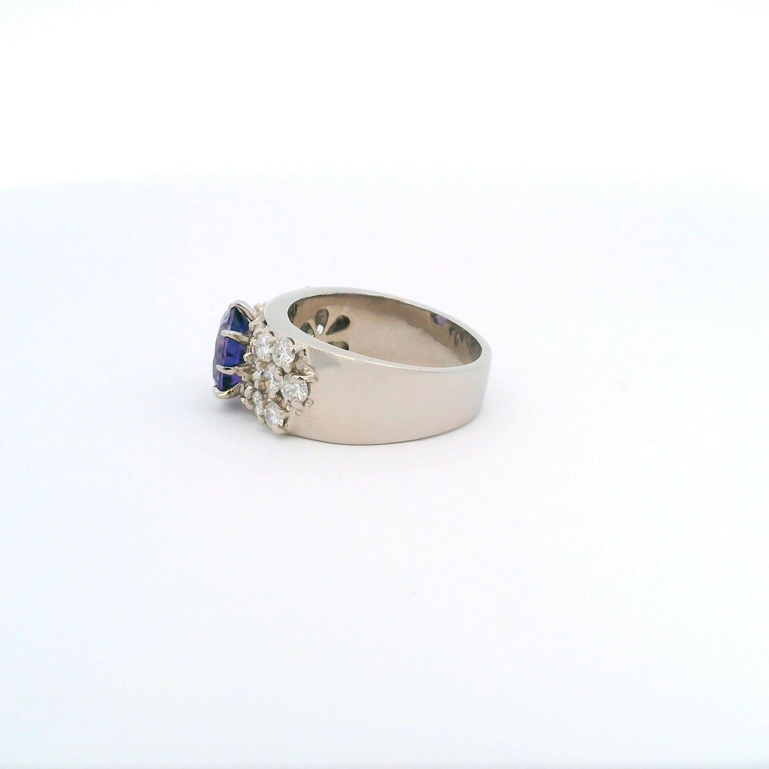 Anillo de Oro Blanco con Brillantes y Amatista