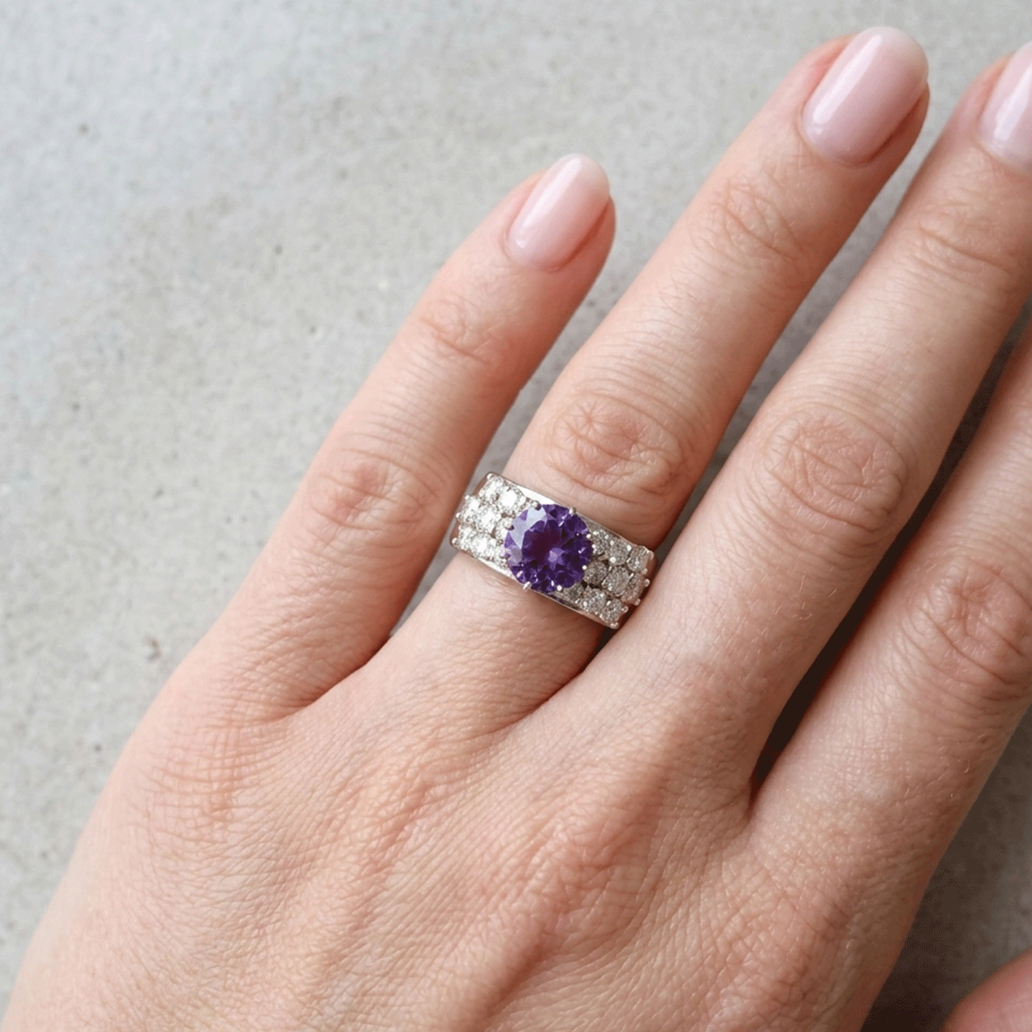 Anillo de Oro Blanco con Brillantes y Amatista