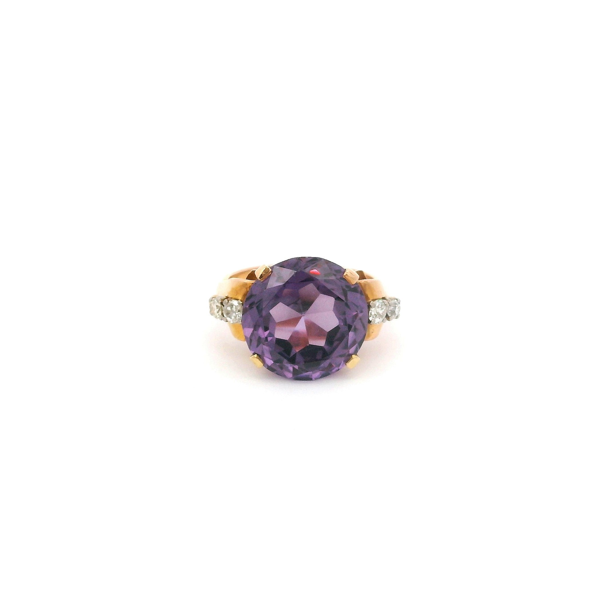 Anillo de oro flanqueado por diamantes