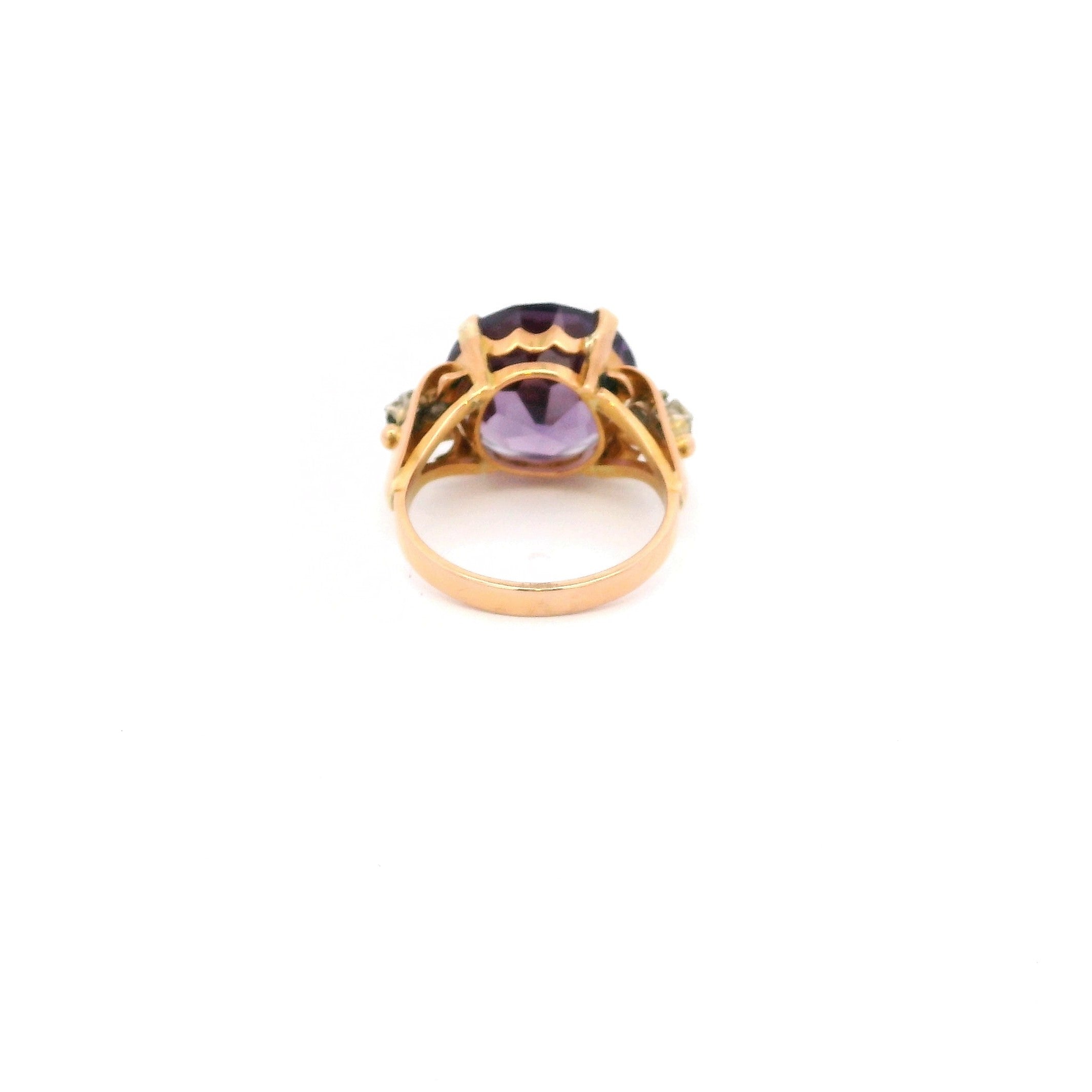 Anillo de Oro con Amatista flanqueado de brillantes