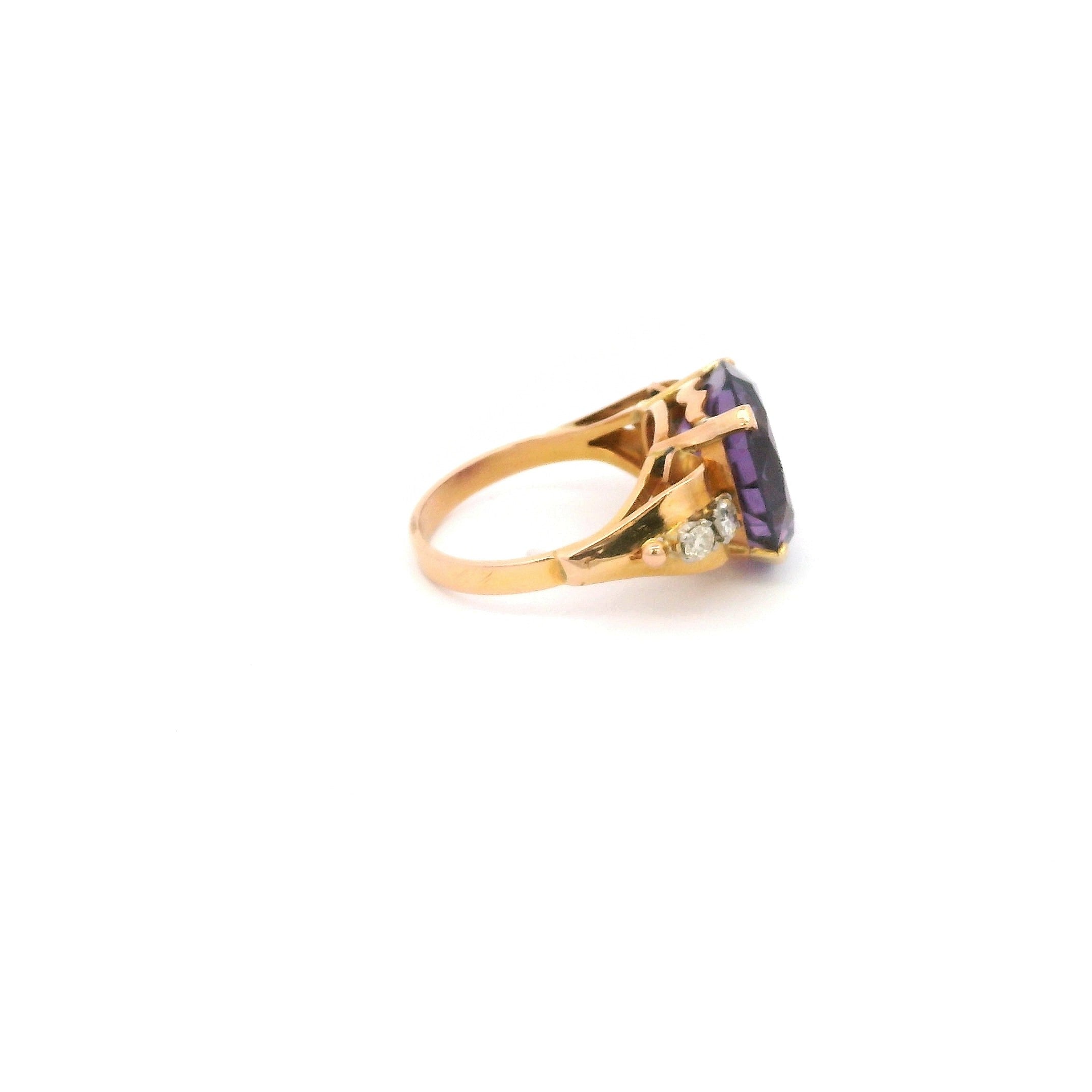 Anillo de Oro con Amatista flanqueado de brillantes