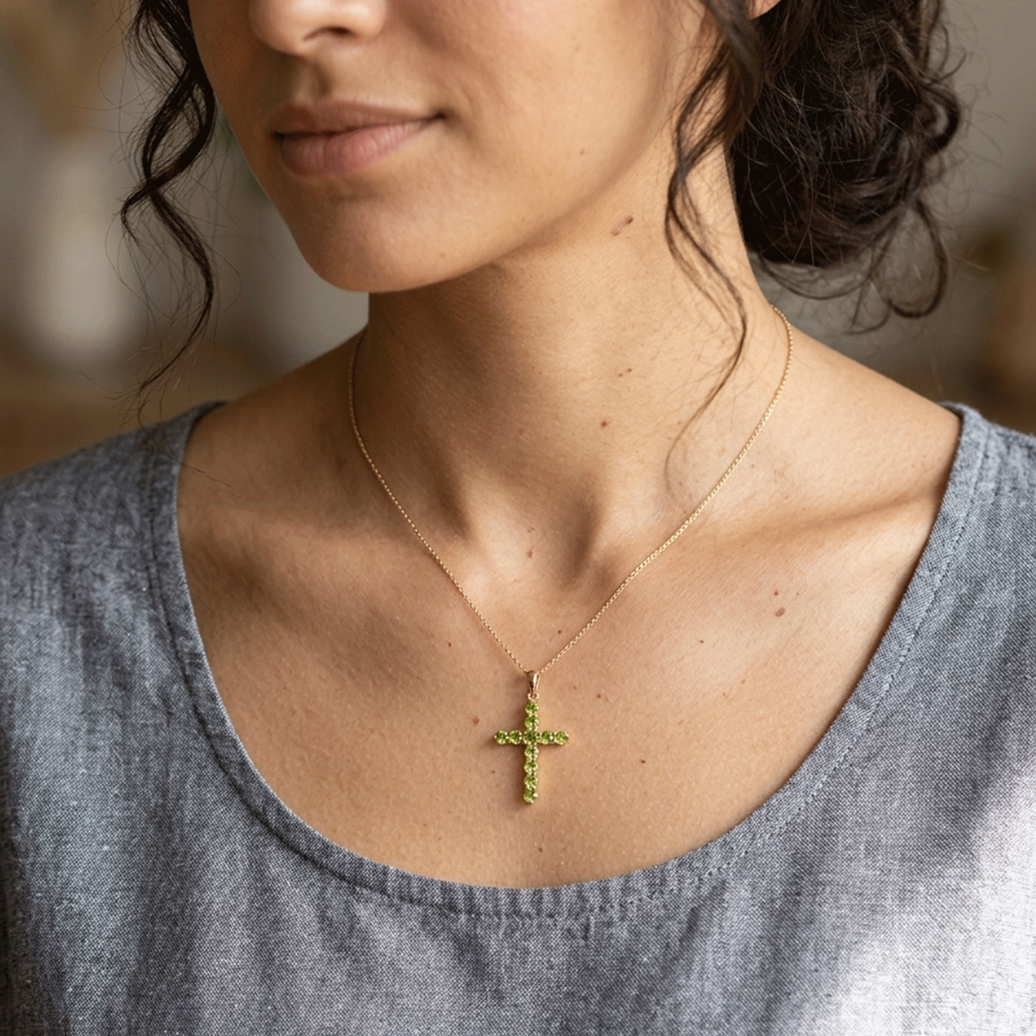 Cruz en Oro 14k con Piedras Verdes