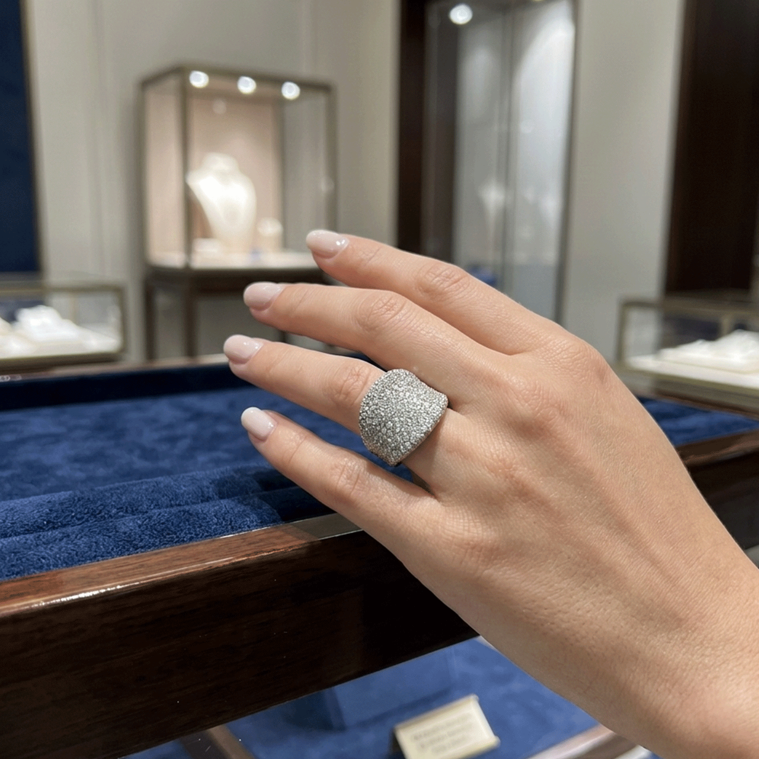 Anillo Ancho de Oro Blanco con Brillantes