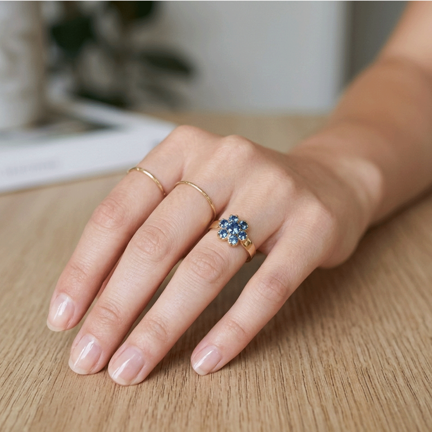 Anillo de Oro con Piedras Azules en Forma de Flor