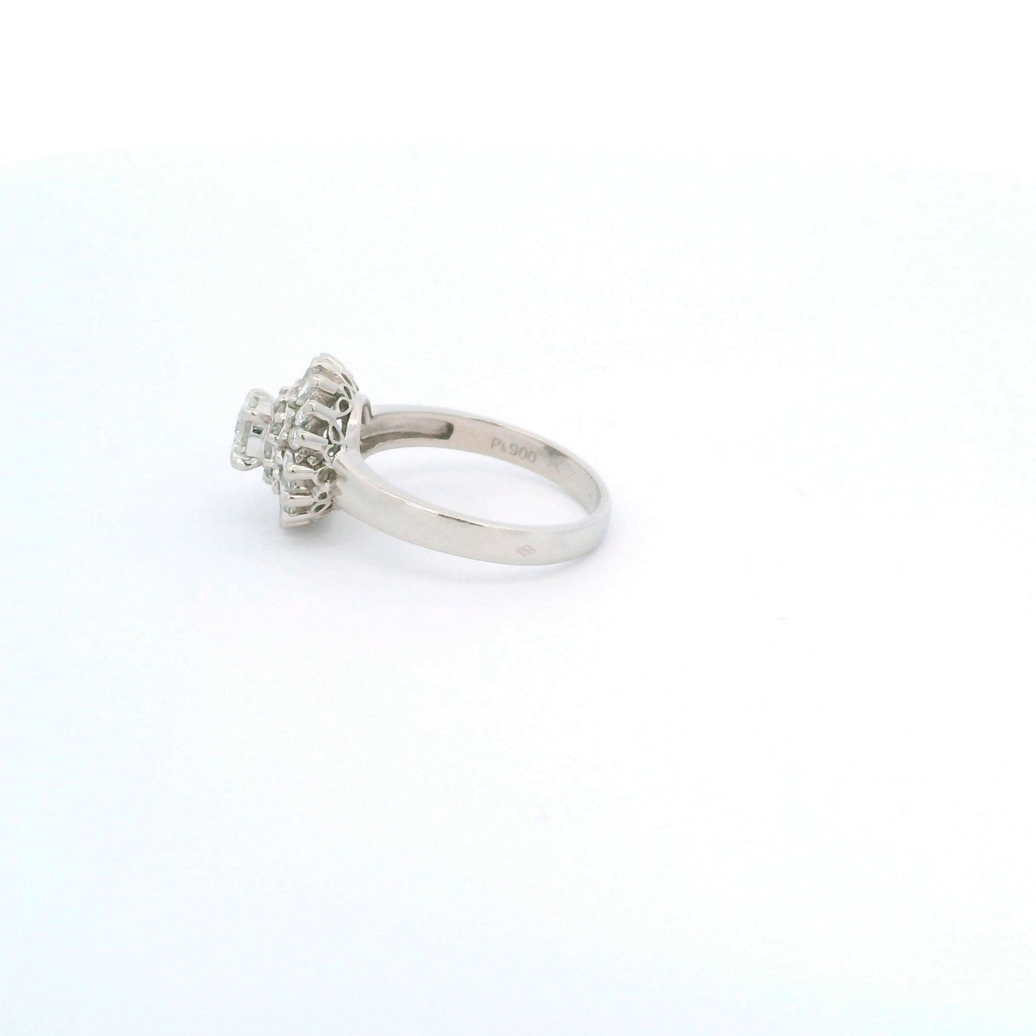 Solitario de Platino con Brillante 0.31ct adornado con Brillantes Navette