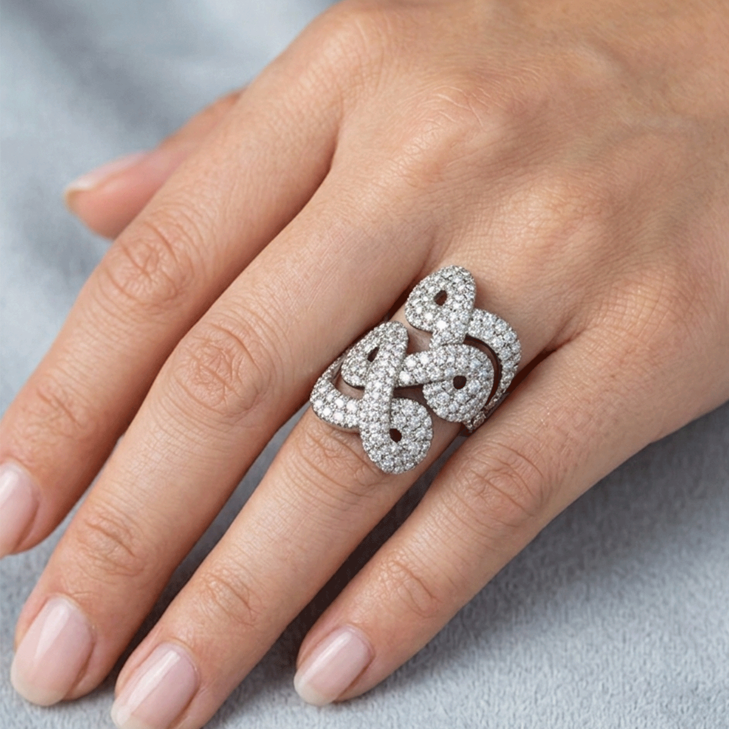 H Stern: Anillo de Oro Blanco con Deslumbrantes Brillantes de 6.30 quilates en 210 Piedras