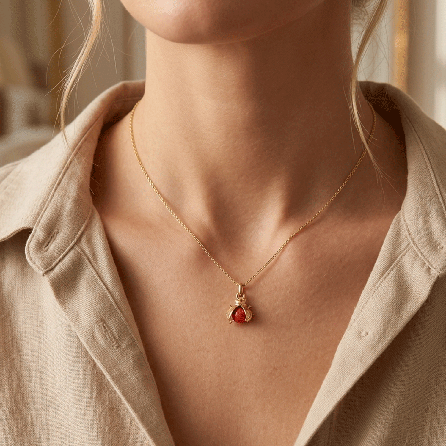Dije en Forma de San Antonio en Oro 18k y Coral