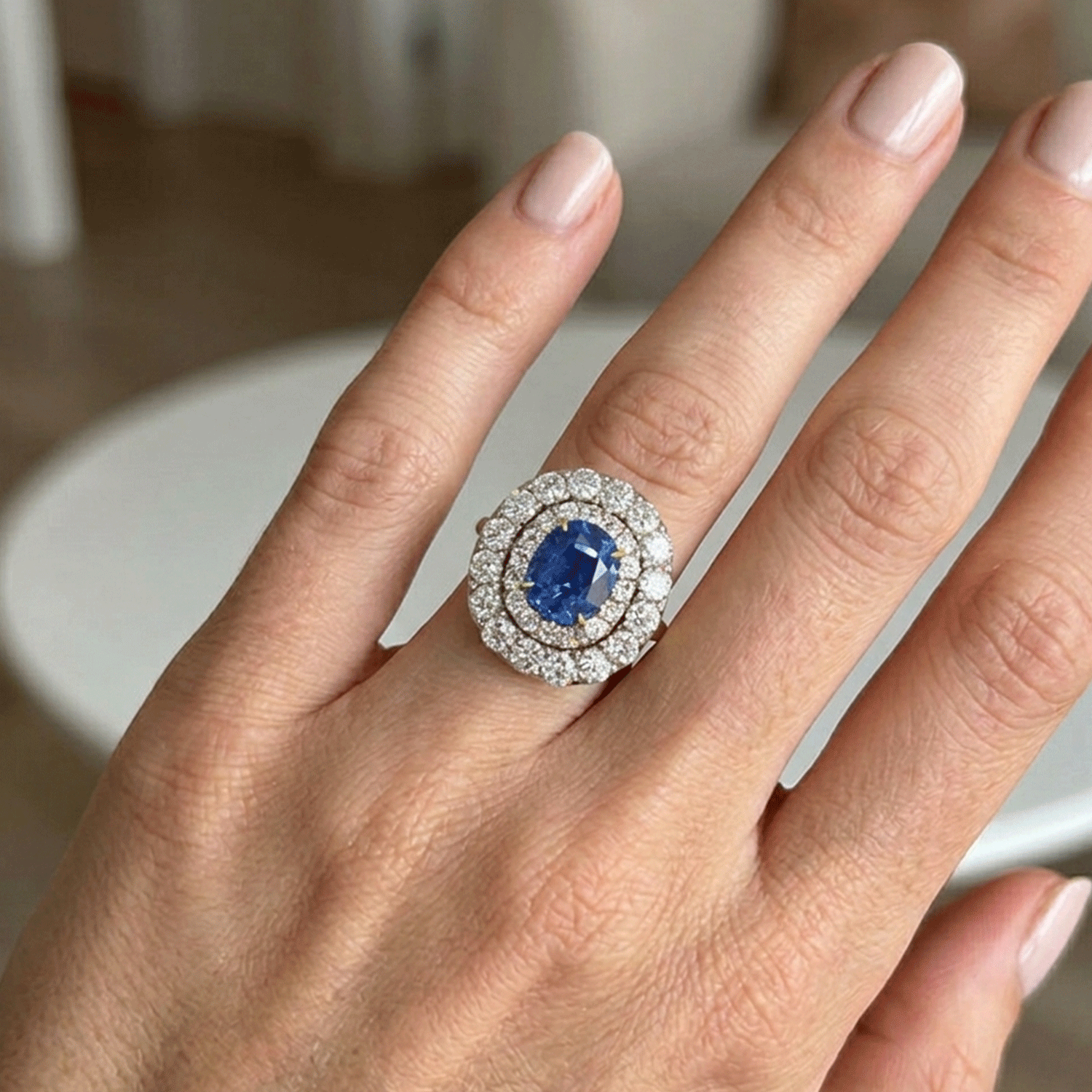 Anillo Lady Di: Increíble Zafiro Natural de Burma decorado de Brillantes