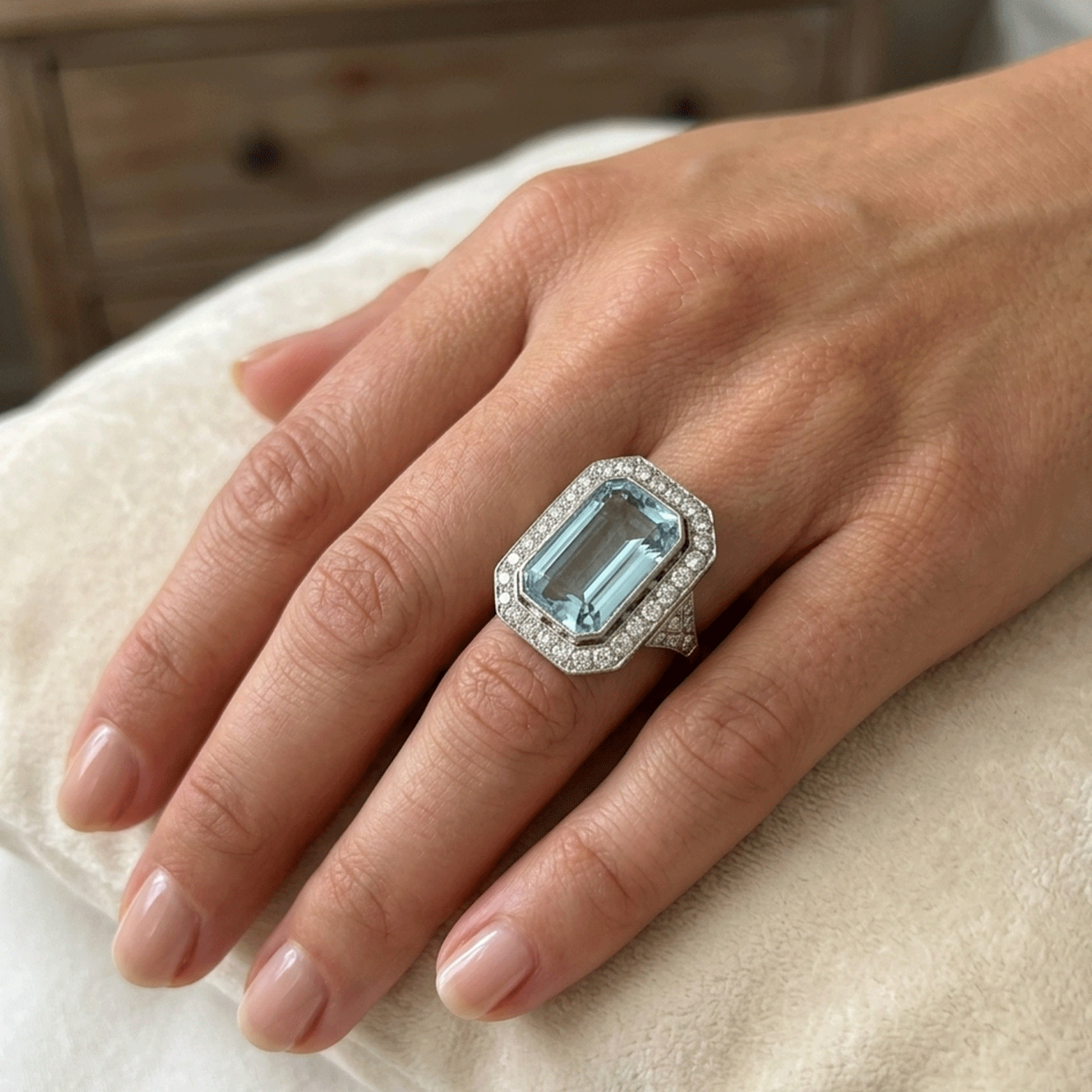 Anillo de Platino con Aguamarina Natural Rodeada de Brillantes
