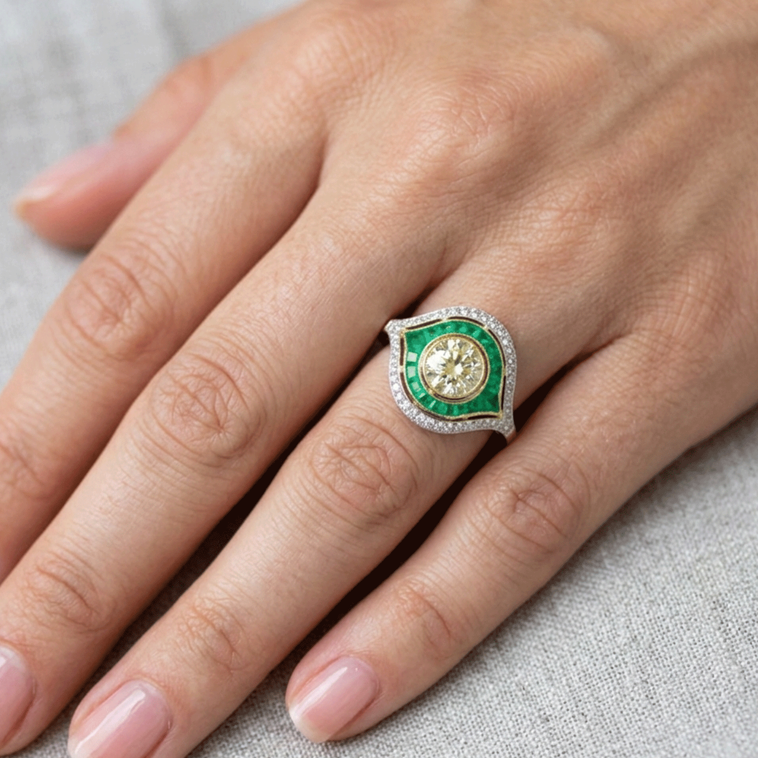 Anillo Art Déco en Platino con Esmeraldas y Brillante Fancy de 0.81 quilates
