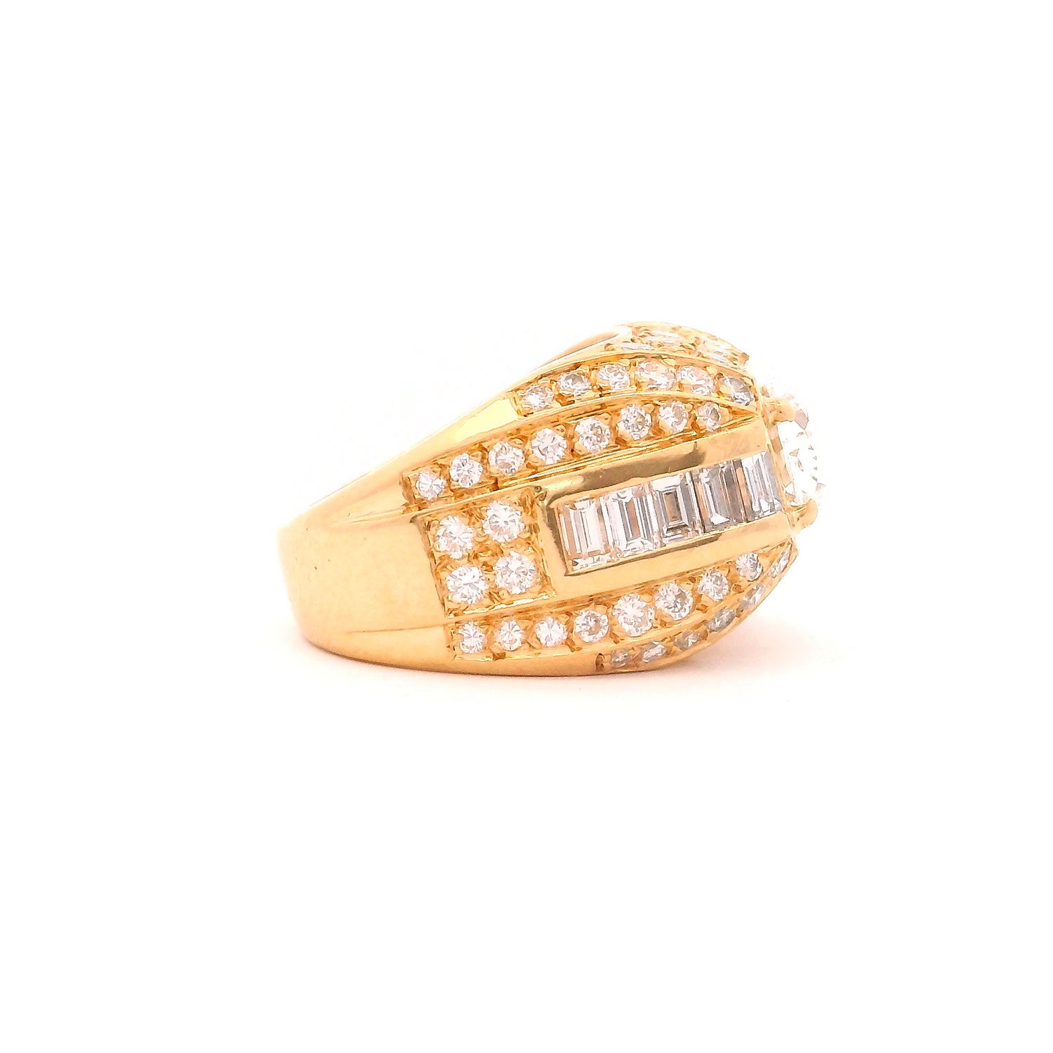 Anillo de Oro con Diamante Central, Diamantes Baguette y Pavé