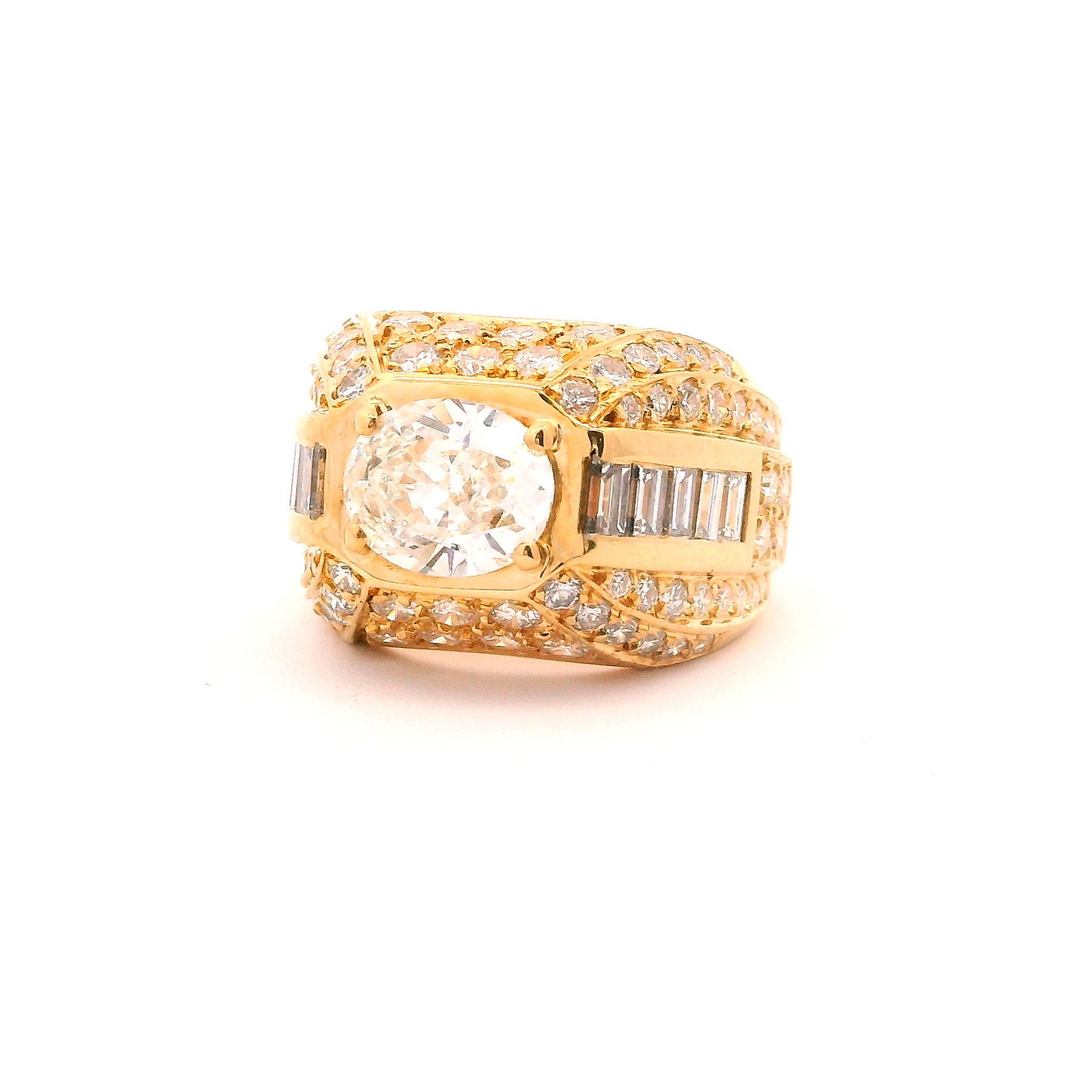 Anillo de Oro con Diamante Central, Diamantes Baguette y Pavé