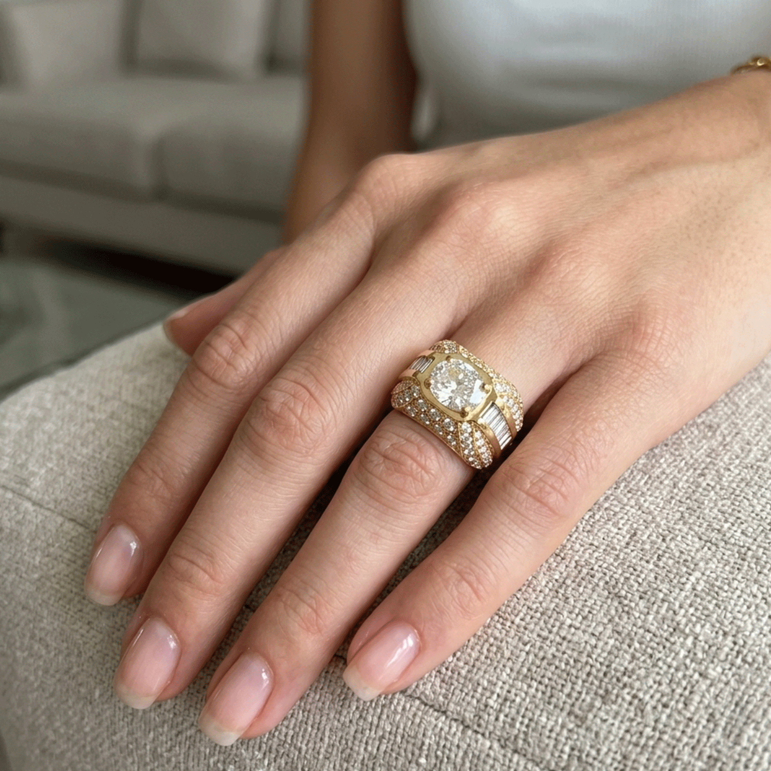 Anillo de Oro con Diamante Oval 1,48ct GIA, Diamantes Baguette y Pavé