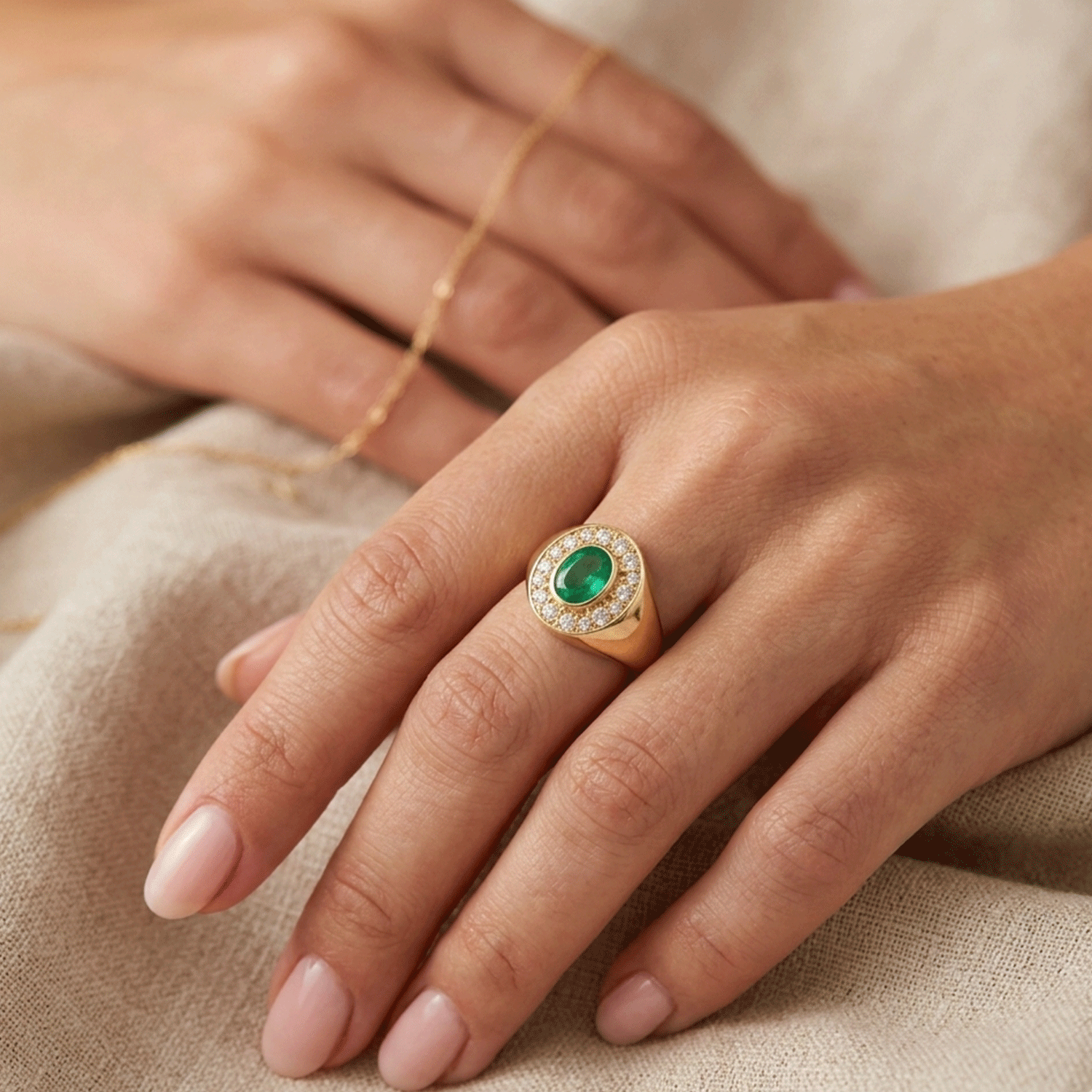 Anillo Oval de Oro con Esmeralda Central y Brillantes