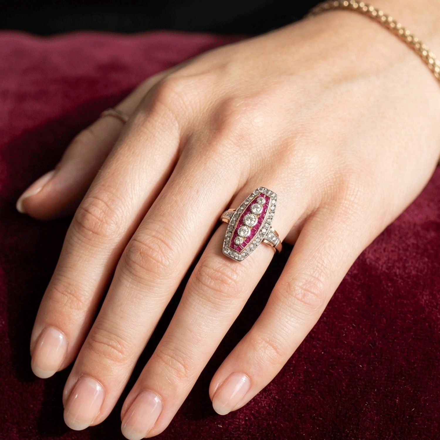 Anillo Belle Époque en Oro y Platino con Rubíes Naturales y Diamantes