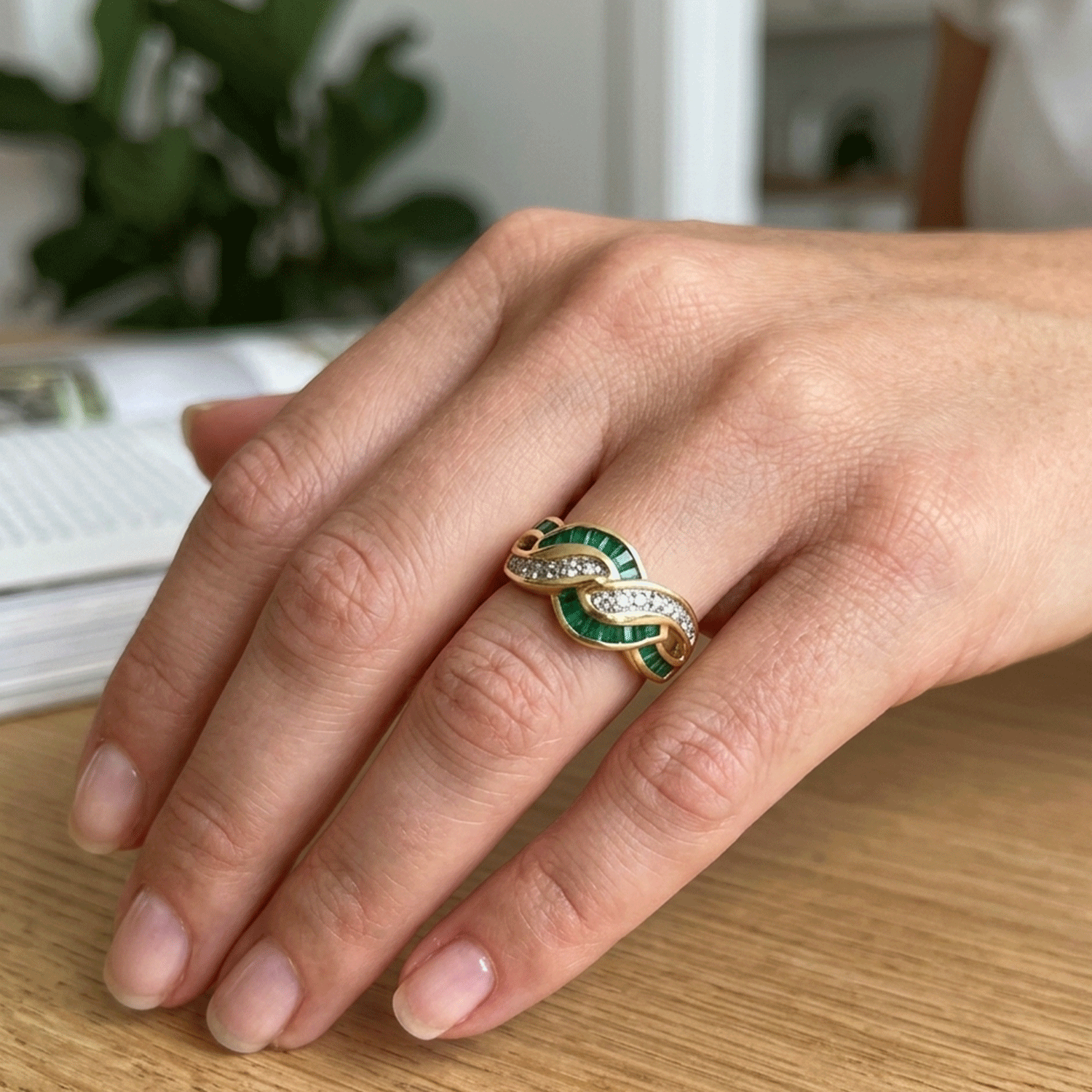 Anillo De Oro Con Brillantes y Emeraldas Carre