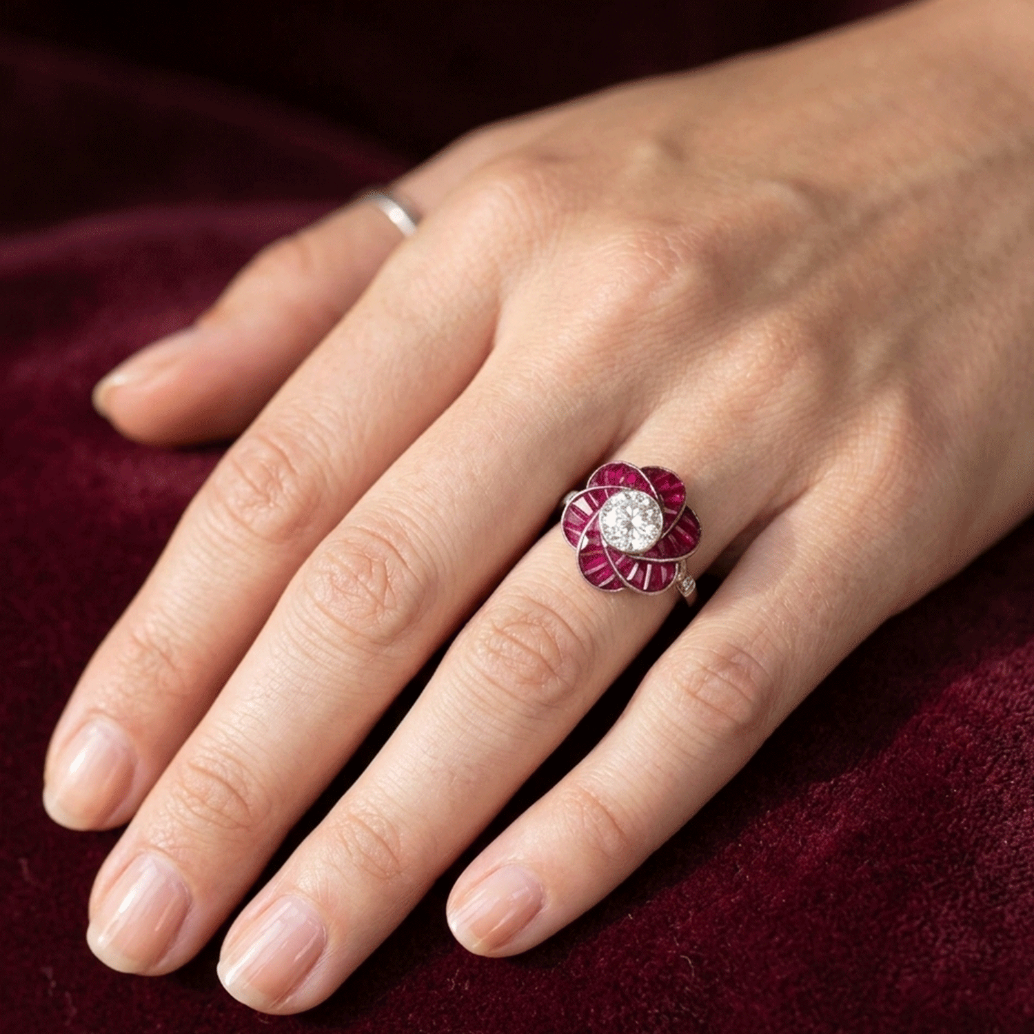 Anillo en Flor Art Deco de Platino con Diamante Central, Rubíes y Diamantes