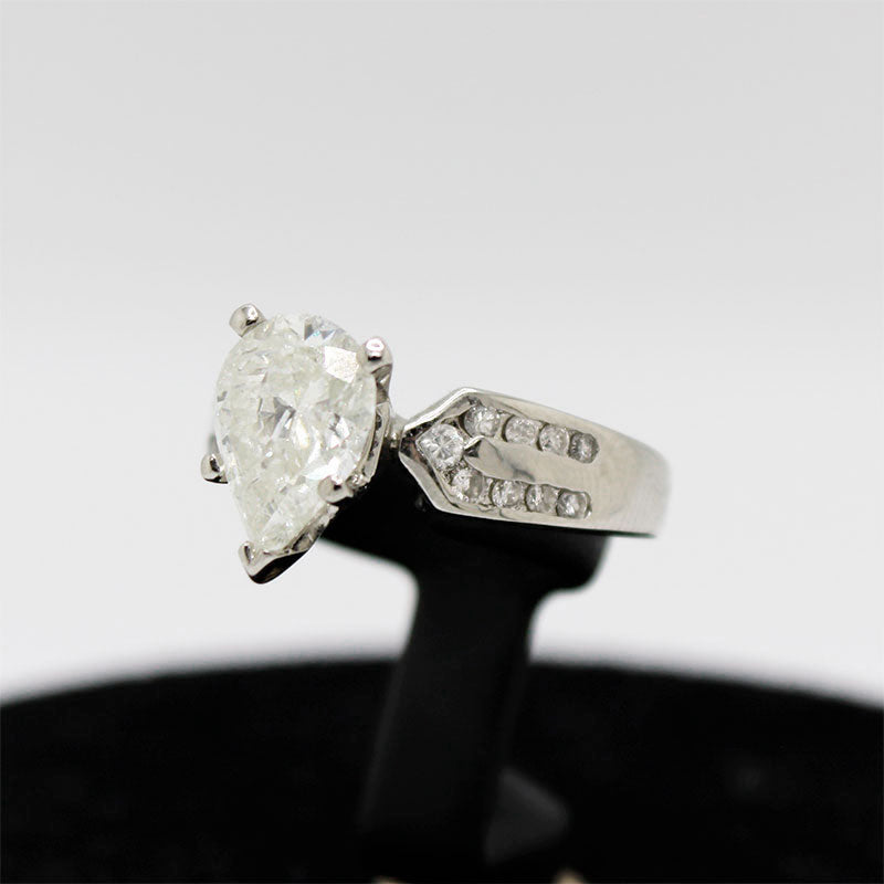 18k gold solitaire with Pear Diamond 1.54ct