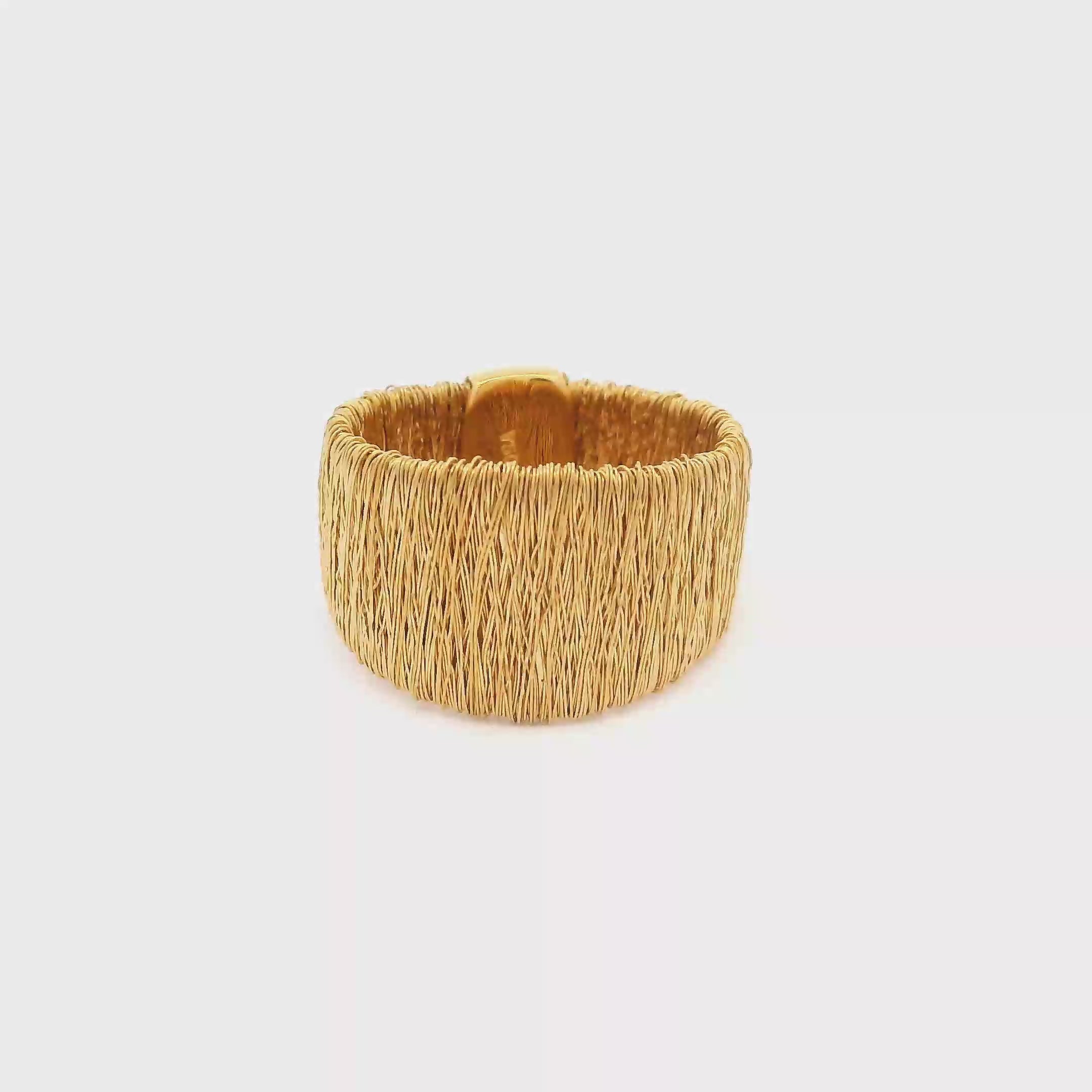 Anillo con Textura en Oro 18k