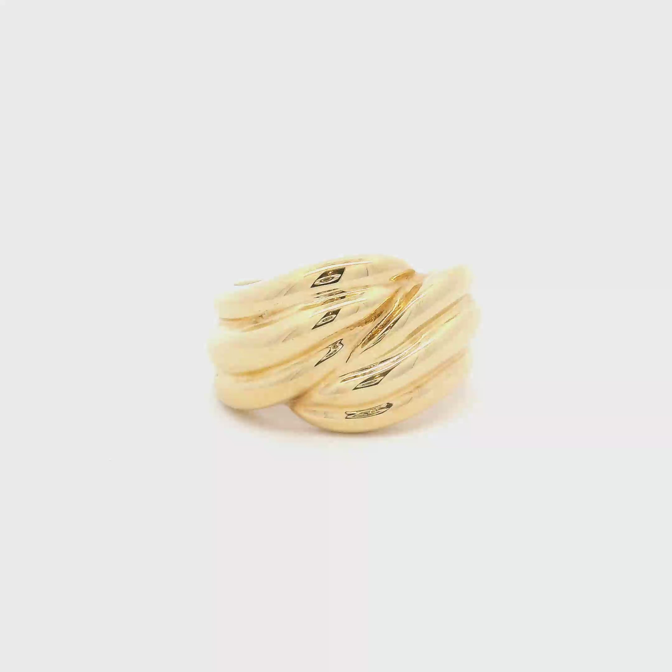Anillo e Oro 18k de curvas suaves y fluidas