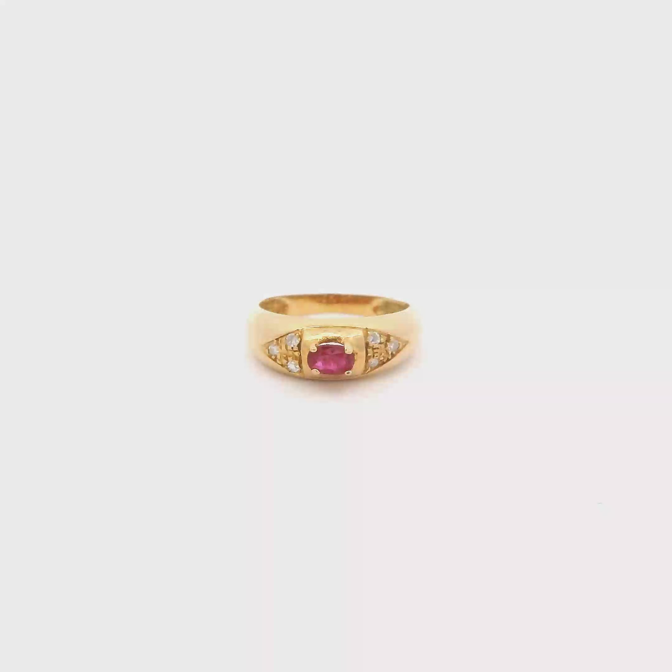 Anillo de oro con diamantes y rubí
