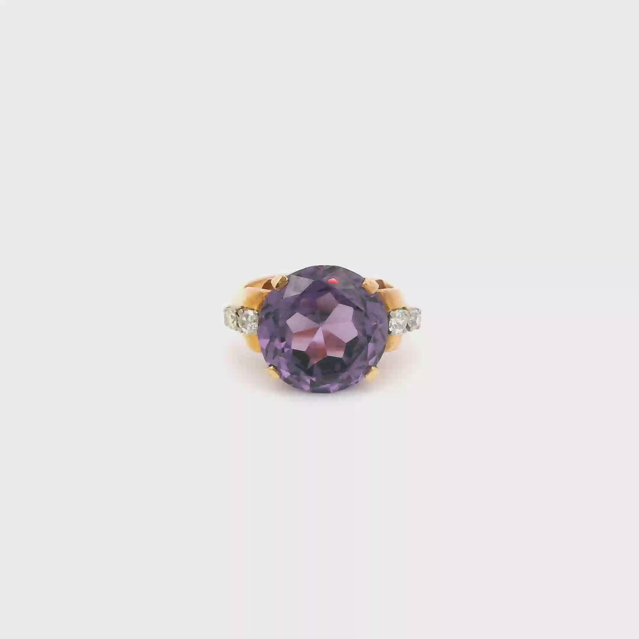 Anillo de oro flanqueado por diamantes