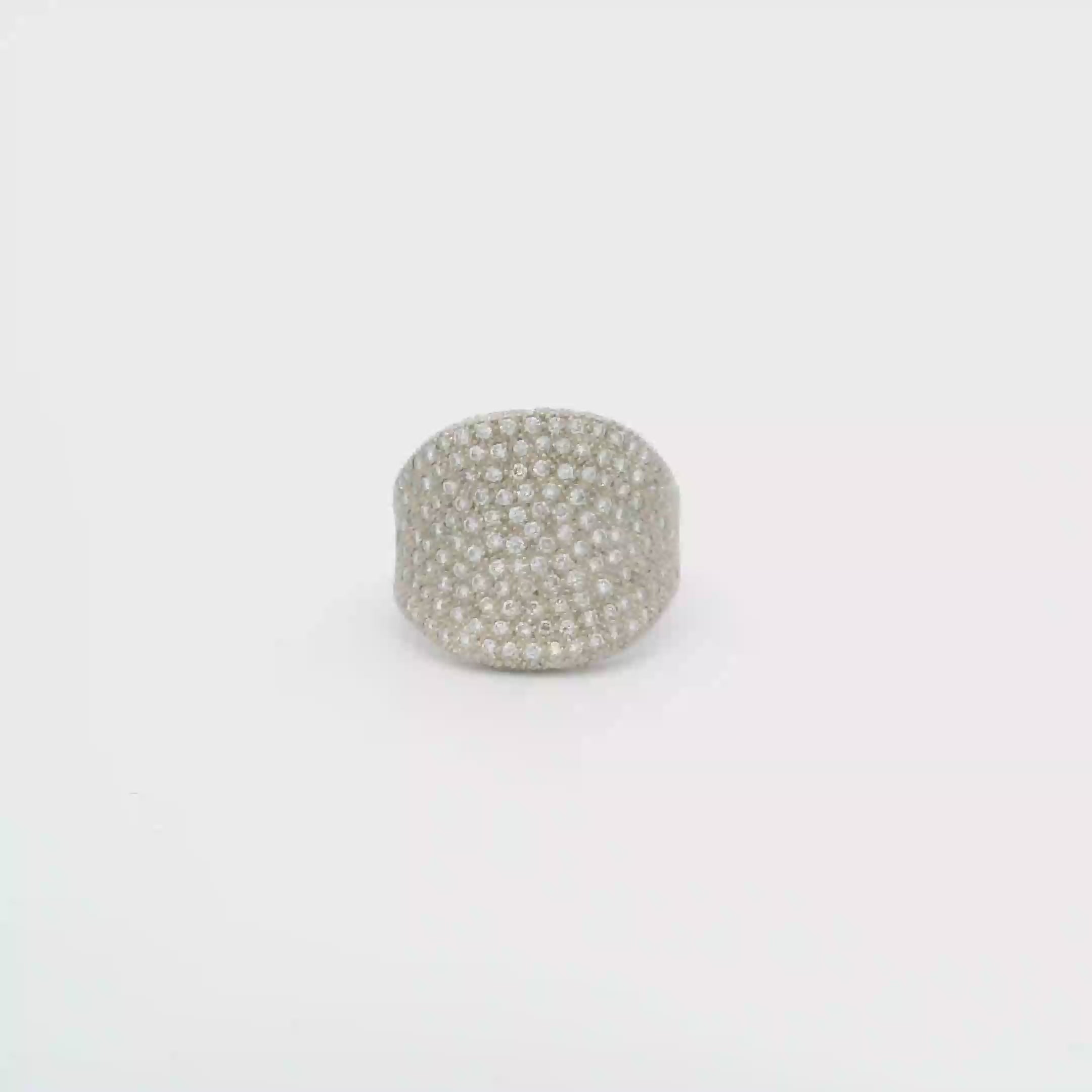 Anillo ancho de oro blanco con diamantes