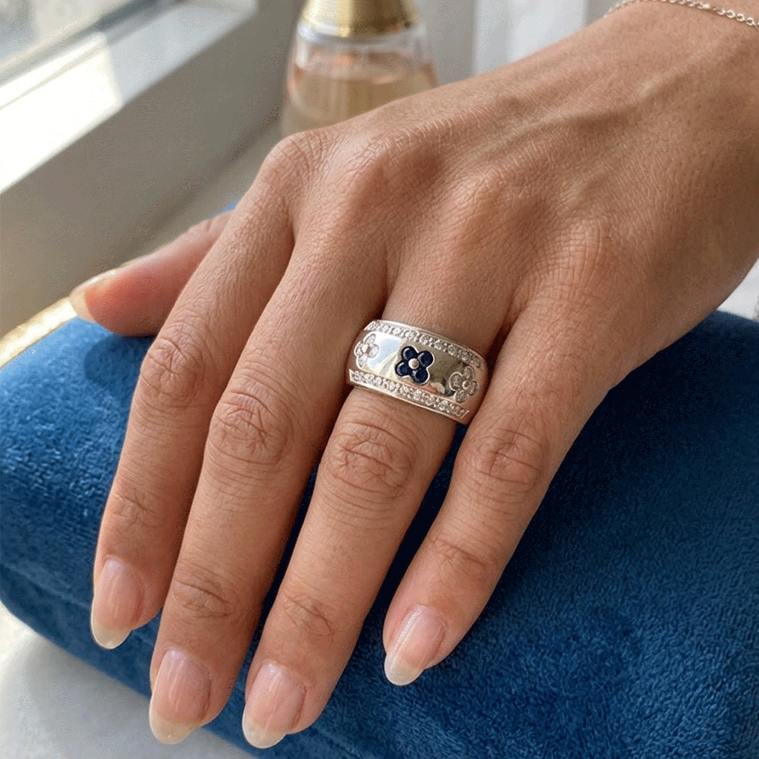 18k White Gold Ring with Flowers Formed in Sapphires and Diamonds