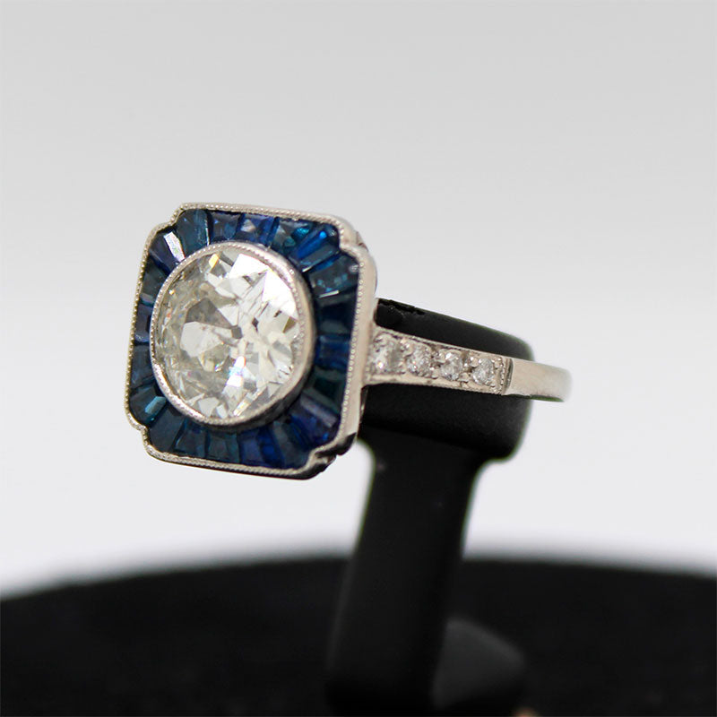 Anillo Art Déco en Platino con Zafiros Naturales y Brillante de 1.67ct