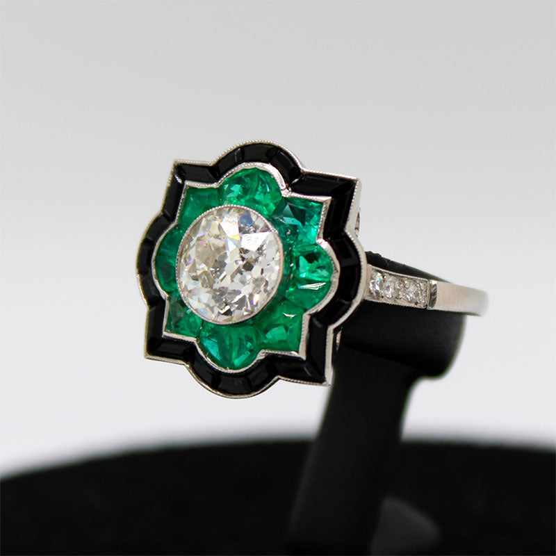 Anillo estilo Art Déco de Platino con Esmeralda Naturales, Ónix y Brillante de 1.31ct