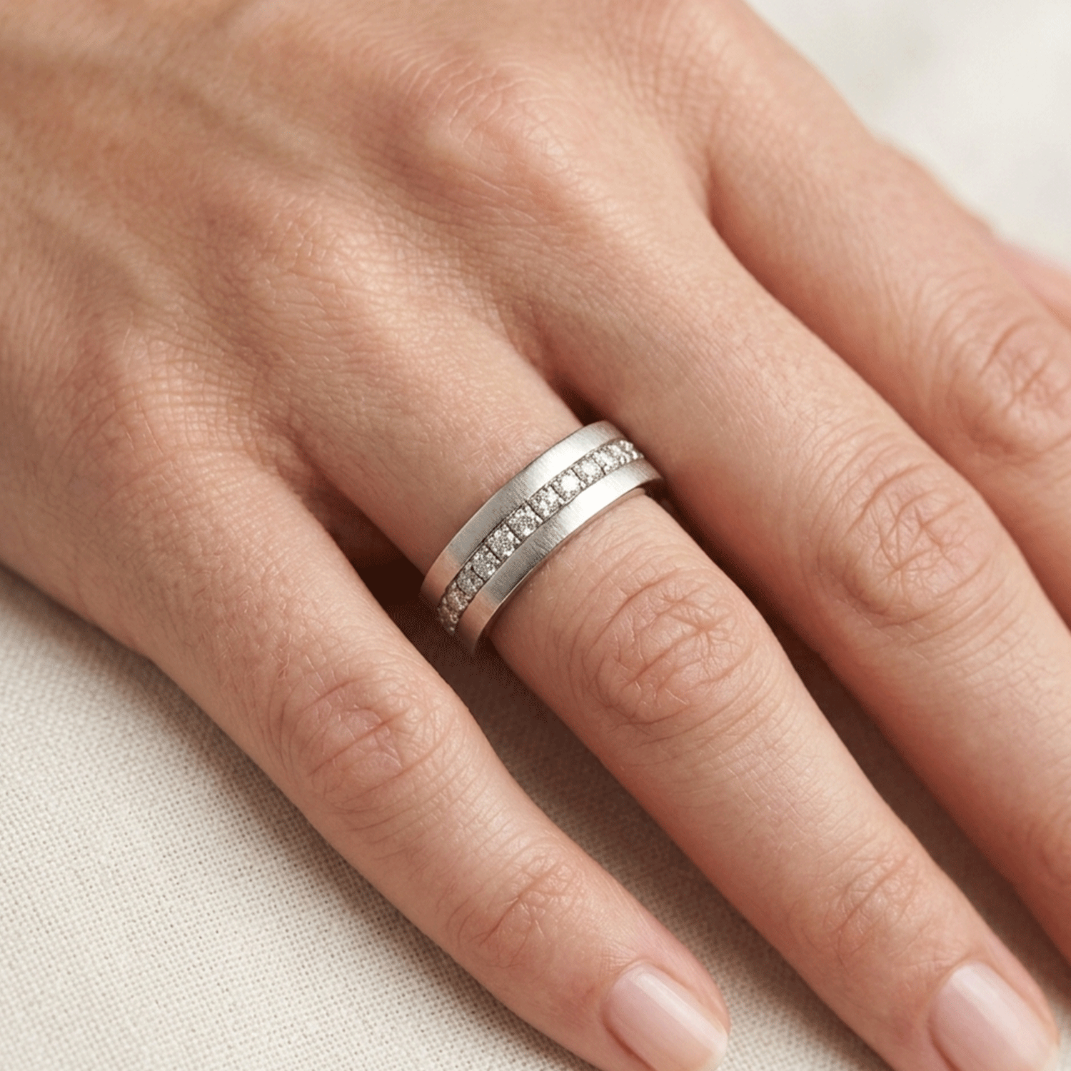Cintillo de Oro Blanco con 0.55ct de Brillantes