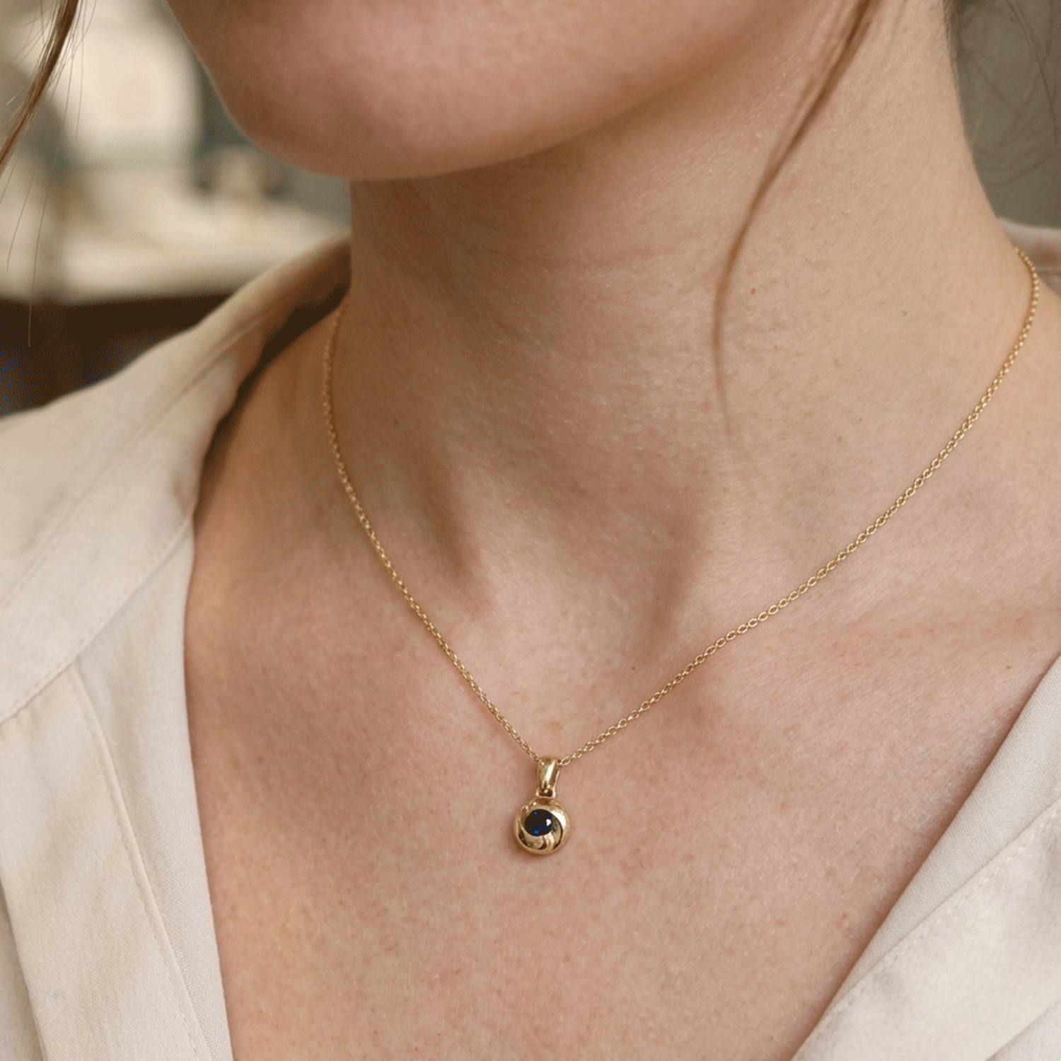 18k Gold and 0.35 ct Sapphire Pendant