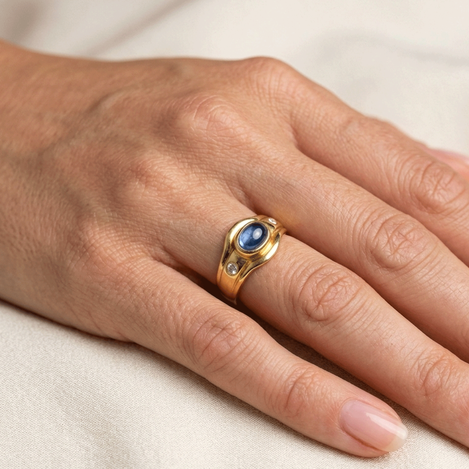Anillo de Oro 18 quilates con Brillantes y Zafiro Cabouchon