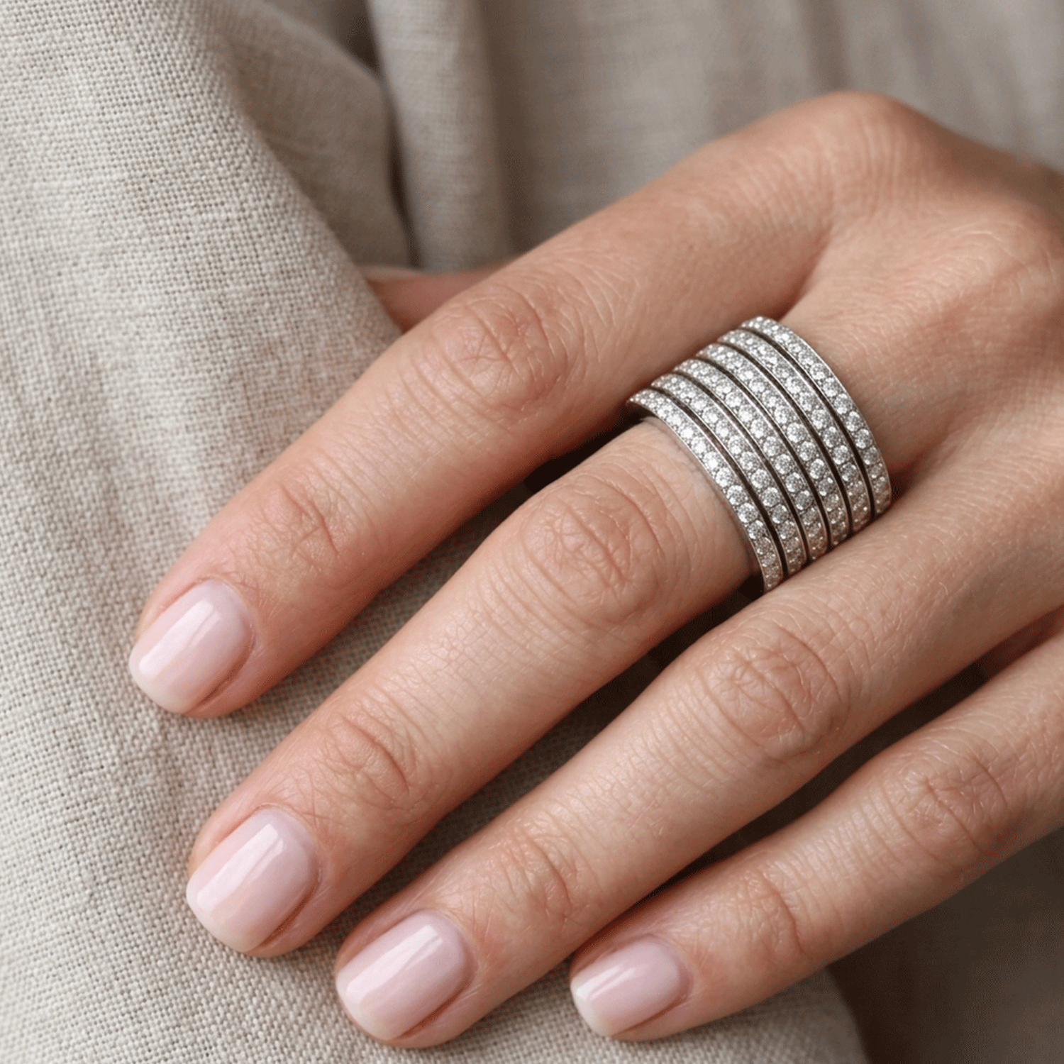 Anillo Ancho de Oro Blanco con Brillantes